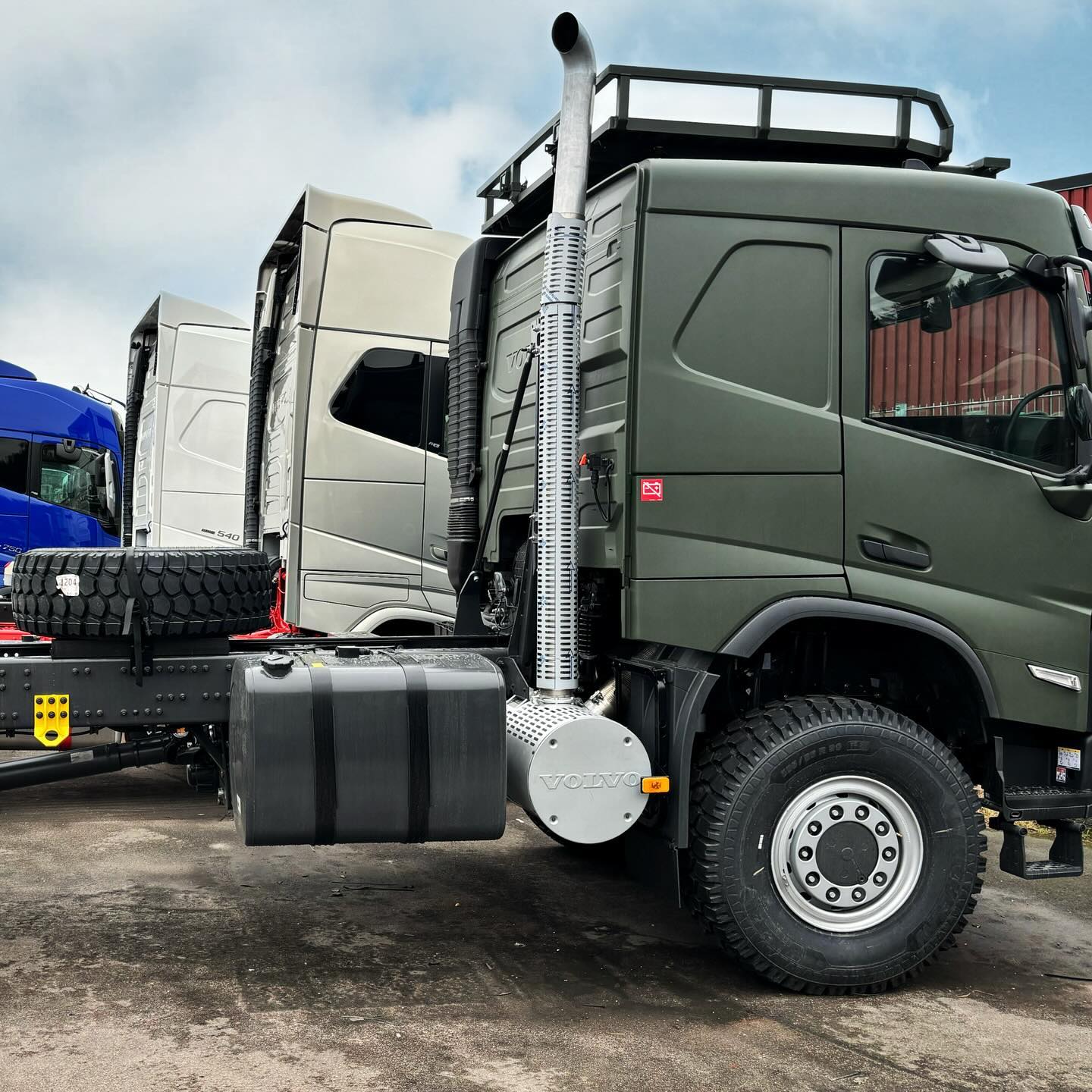 Hovgårdens Ytskydd - med inriktning mot lätta och tyngre fordon, samt industri.
Genom att kombinera erfarenhet, kompetens och en passion för kvalitet strävar vi efter att leverera enastående resultat som står testet av tid.
Kontakta oss idag,
info@hovgardensytskydd.se
070-584 84 22
#HovgårdensYtskydd #Lastbillackering #Lastbil #Fordonslackering #entreprenadmaskiner