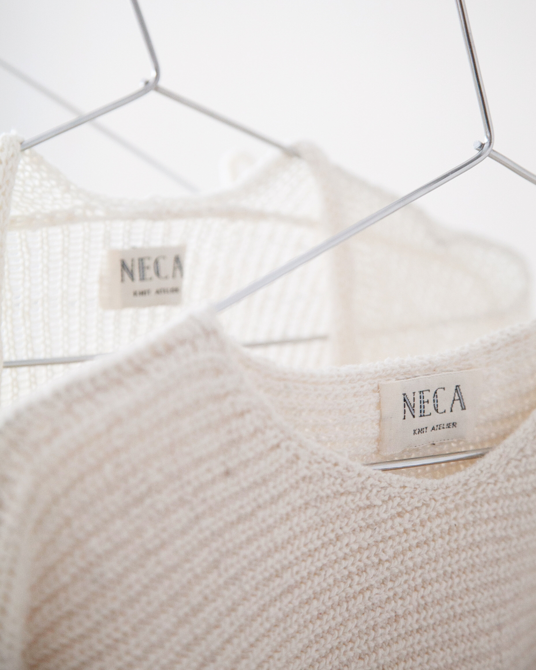 Quanta história cabe em 4 anos?
Muita!
Comecei este empreendimento após uma demissão num mixto de “o que estou fazendo?” e de “vai dar certo!”
Quatro anos se passaram e esse é meu ânimo as vezes, várias vezes, hahaha.
Acho que o mais importante que aprendi neste tempo todo é que foi fundamental ter minha linguagem própria e reconhecível; que eu transpareço no meu trabalho de formas que não tinha imaginado, é que o trabalho é MUITO mas vale a pena, pra caramba. (Essa última pode parecer clichê, mas não é).
📸Imagem da calma totalmente perfeita que são as peças crú capturada pela mais talentosa @coracora_estudio