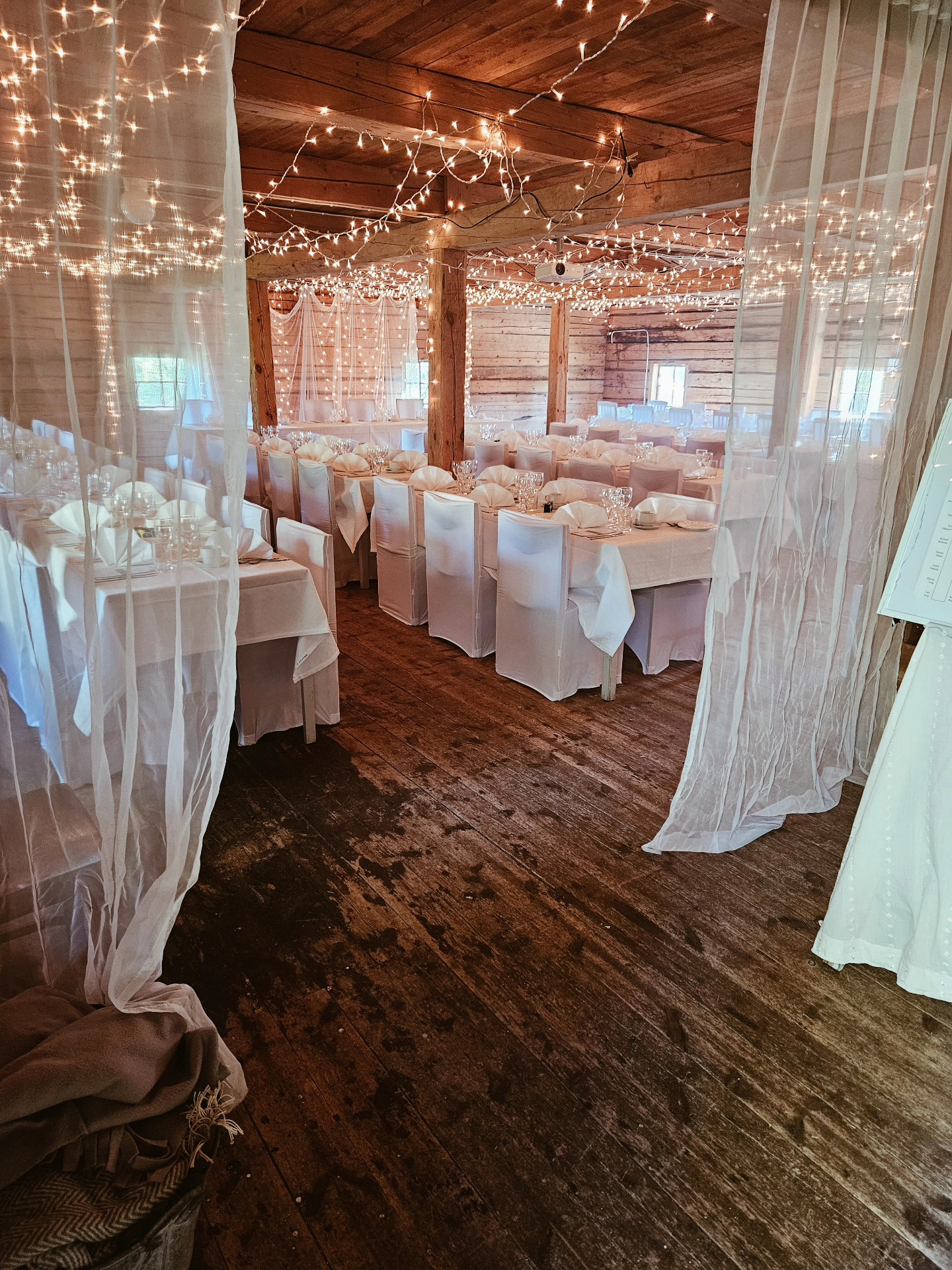 Och så var hälften av sommarens bröllop genomförda här i Magasinet på Vassbo 💍 Tiden går fort när man har roligt! 🤍
.
.
.
#bröllop2025 #vassbologiochevent #vassbovandrarhem #magasinetvassbo #weddingvenue #dalabröllop #bröllopidalarna #bröllop2026 #bröllopsplanering #bröllopslokal #stfturist #visitdalarnasweden