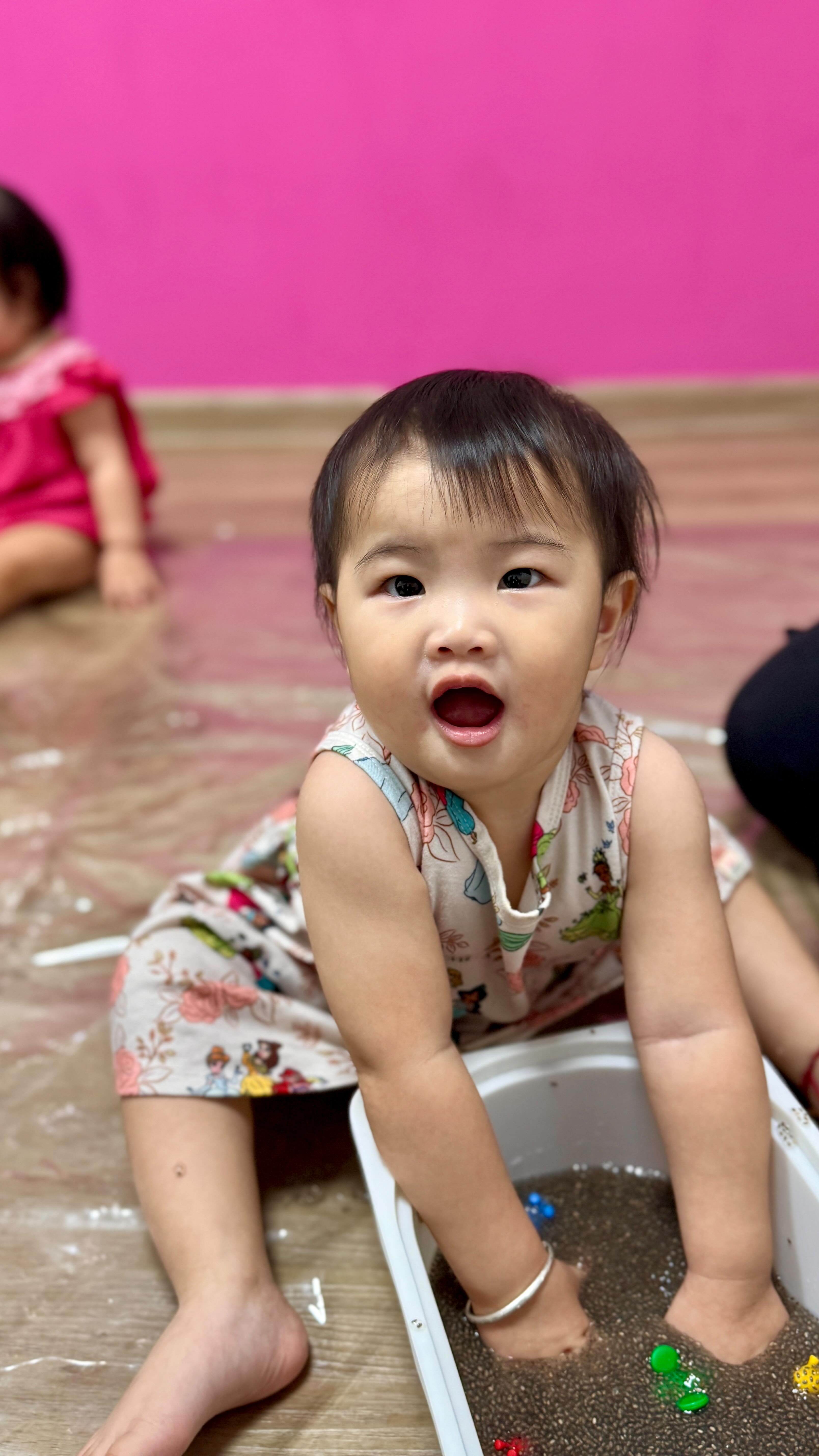 ¿Tu bebé tiene entre 8 y 24 meses? 💛
Si quieres que se estimule y socialice con niños de su edad, pero no traerlo todos los días, en My Little Genius tenemos el plan ideal para ti.
Aquí MLG se convierte en su segundo hogar: un ambiente seguro, preparado y lleno de amor, donde el juego tiene intención y cada experiencia está pensada para su etapa de desarrollo.
✨ Experiencias sensoriales
🤍 Acompañamiento cercano (paso a paso)
👶 Socialización y rutina
📅 Planes de 2 y 3 veces por semana (según cupos)
📍 Condado del Rey
📲 Escríbenos al WhatsApp para enviarte horarios y disponibilidad.
#MyLittleGeniusPanama #CondadoDelRey #EstimulaciónTemprana #DesarrolloInfantil #PanamaMamas
