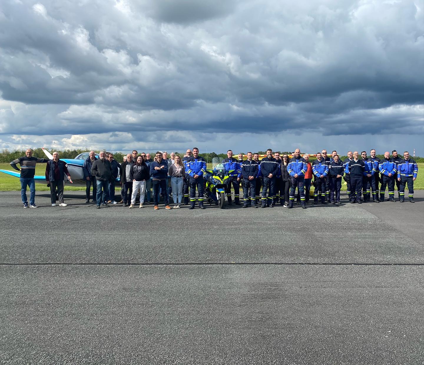 La famille de l’aviation, accompagnée des gendarmes