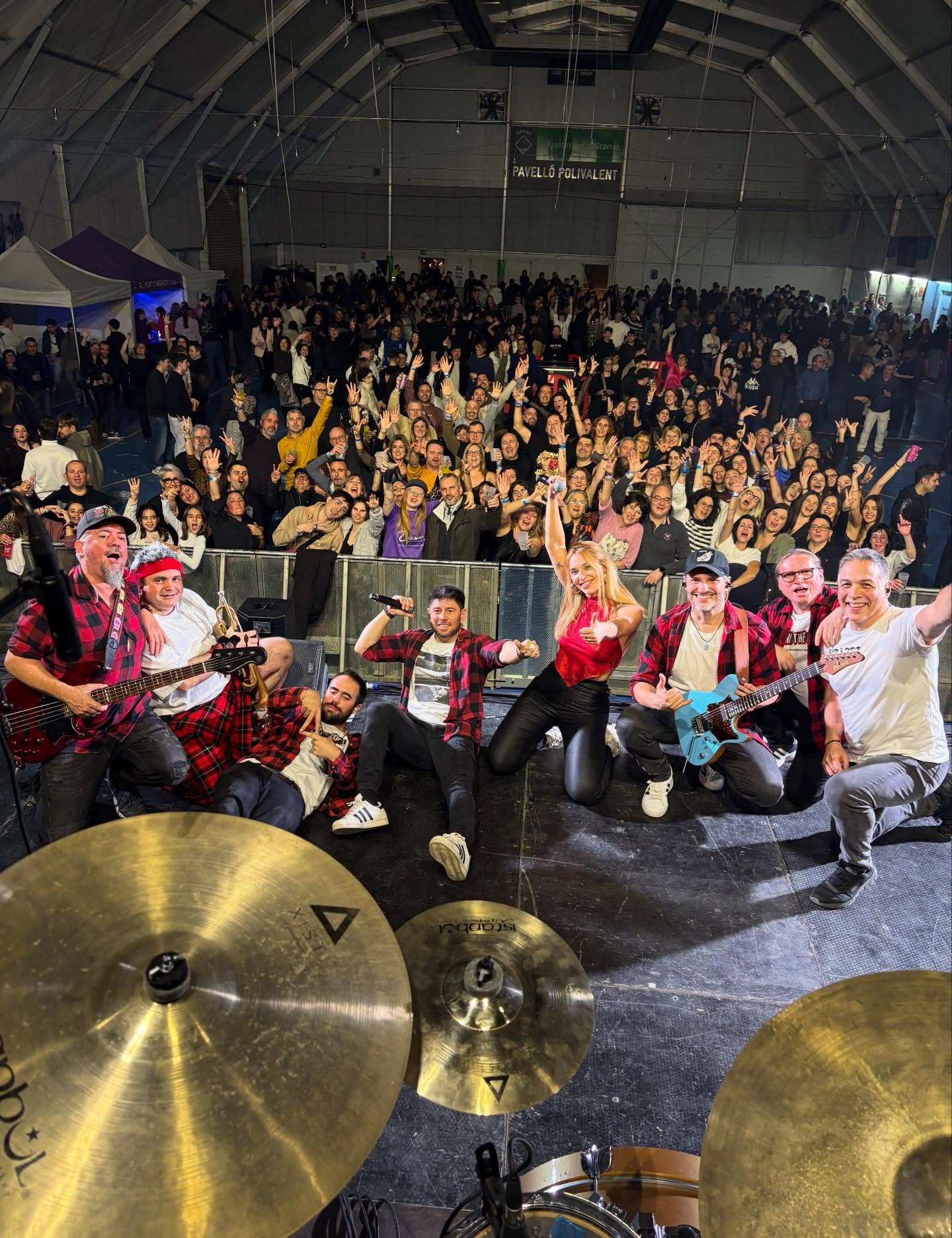 ⭐️ALCARRÀS⭐️
Quin nivell Alcarràs 🔥 un cop més vosaltres poseu la veu, nosaltres la música i junts fem la festa ❤️ Un concert brutal 🫶🏼 Mil gràcies, us estimem família!!! @ajuntamentalcarras @comissiofestes.alcarras