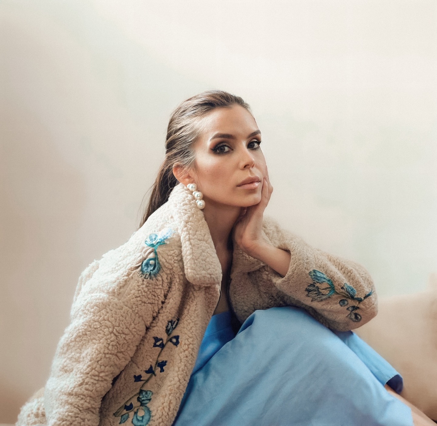 Mais cores do que costumo usar hoje em homenagem a uma inspiração que passou pelo mundo deixando um rastro de cores, como se a vida fosse um eterno pós chuva numa tarde ensolarada. @iris.apfel obrigada pelo seu legado, visão e energia! 💙