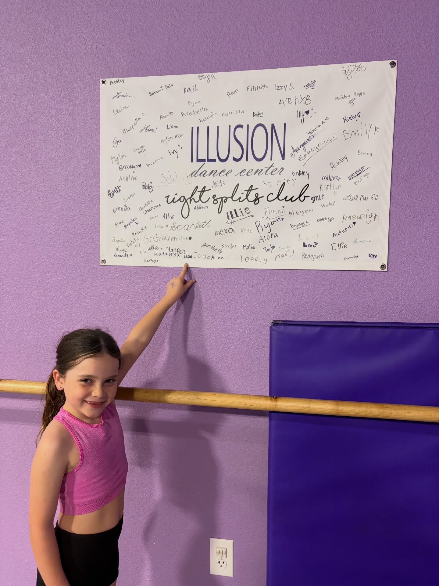 Say hello to our newest member of the Right Splits Club👋 Way to go, Shiloh!!