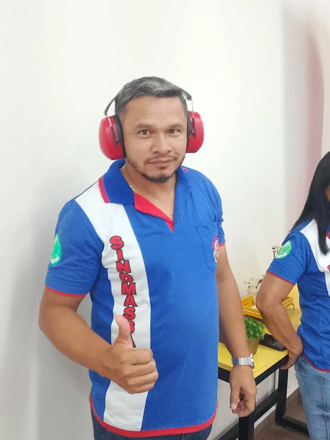 SINDMASSA MS em ação: Fiscalizar para garantir direitos.
Hoje, 28 de janeiro, marca o Dia Nacional de Combate ao Trabalho Escravo.
A data serve de alerta, mas a nossa atuação é diária.
Nossas equipes percorrem as empresas do setor para assegurar que cada trabalhador e trabalhadora tenha sua dignidade respeitada. 📋🍞
Nas fotos, o registro da nossa atuação direta nas bases.
Verificar condições de segurança, ambiente de trabalho e cumprimento das normas coletivas é a nossa missão.
Não aceitamos precarização nas indústrias alimentícias do sul-mato-grossense.
O SINDMASSA MS reafirma seu compromisso com a categoria.
Lugar de diretor sindical é dentro da empresa, fiscalizando e ouvindo os trabalhadores.
As visitas continuam intensas em todo o estado.
Garantir ambiente salubre e respeito às leis trabalhistas é nossa prioridade absoluta.
Se há irregularidades, há atuação sindical.
O SINDMASSA MS segue vigilante.
#SINDMASSAMS #LutaSindical #MS #TrabalhoDigno #DireitosHumanos Industria MatoGrossoDoSul FiscalizaçãoAtiva