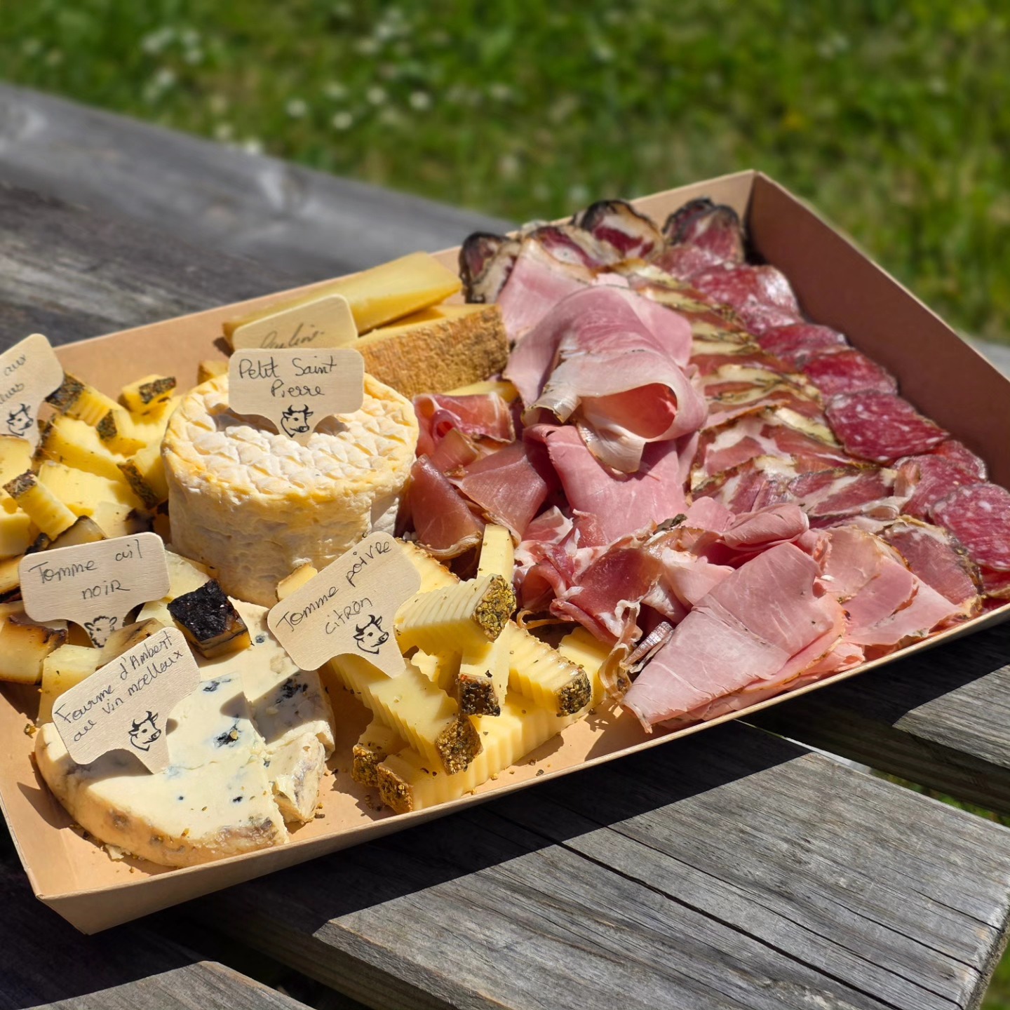 Ce week-end retrouvez dans nos Casiers les Box Apéro confectionnées par @ladegusterie. Des planches de fromages et charcuteries pour 4 personnes, idéales pour accompagner vos apéro sous ce beau soleil Normand.