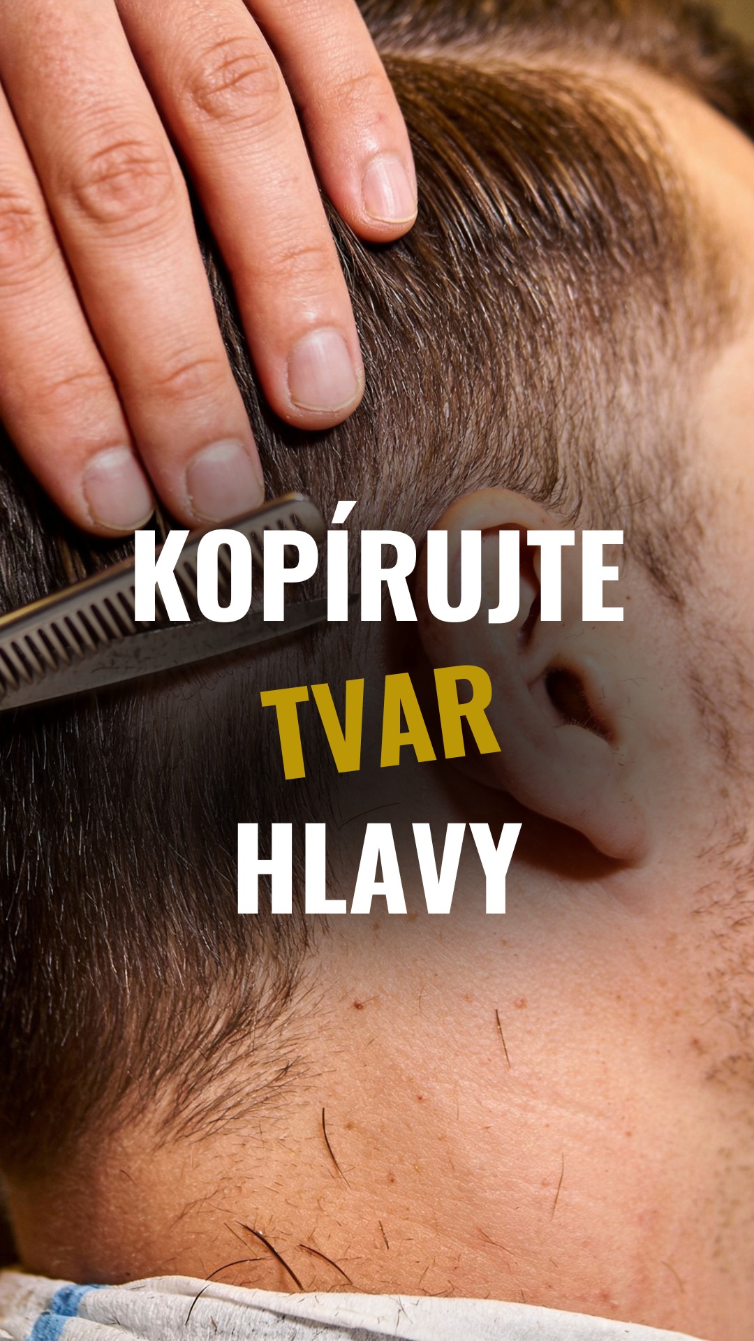 💈 TVAROVÁNÍ: Jak dokonale kopírovat tvar hlavy? ✂️
Správné tvarování je o precizní práci s hřebenem a respektování anatomie zákazníka.
Polož hřeben přímo na hlavu – hřeben ti ukáže přesný směr a úhel střihu.
Vypni pramen a střihej – kopírování tvaru lebky je klíčem k vyváženému výsledku.
Plynule propojuj – postupuj od přední části k zadní tak, aby na sebe délky navazovaly.
Právě tento detail dělí průměrný střih od práce, která dává smysl a vypadá profesionálně i po vyfoukání. 🔥
👉 Jak tvaruješ vršek ty? Používáš tuhle techniku s hřebenem? Dej nám vědět do komentářů! 👇