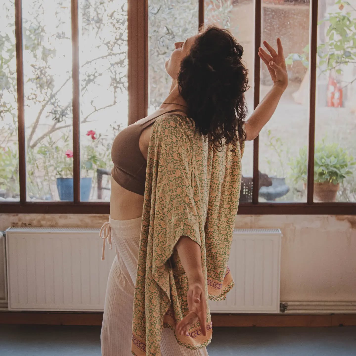 C'est moi 🐞
L’espagnol remplit mon cœur de soleil à chacune de ses syllabes. Il me ramène en voyage il y a de ça quelques années où j’ai commencé à transmettre le yoga, merci @alonsoparedesyoga . C’était au Pérou.
•
30 ans et toutes mes dents, malgré un orteil félé.
•
J’aime la vie et le vivant, je nage (parfois je coule), je pédale (parfois dans la semoule), je marche (parfois dans la mauvaise direction), je danse (parfois à contre-temps), je mange (parfois trop, parfois pas assez). J’aime me sentir bien chez moi. J’aime aussi partir pour mieux revenir.
Vous l’avez compris, j’ai trouvé dans le mouvement une thérapie joyeuse me permettant de danser avec la vie.
•
Je suis de ceux que les cases étouffent, “l’oiseau voyageur” m’appelait ma grand-mère 🦤. Ma liberté fait partie des choses les plus précieuses dans ma vie. J’ai peur du temps qui passe, alors parfois je vais trop vite, mais j'apprends doucement à savourer l’instant. Ma famille, mes amis, les rencontres sont mes shoots de bonheur et m'apportent une réserve d’amour que j’ai à cœur de partager.
•
Se confondre avec les dernières lueurs de soleil, flotter dans l’eau, respirer l’air frais du matin, croquer dans une pomme, laisser fondre le chocolat sur la langue, sentir le vent sur sa peau, la vie est pour moi un voyage sensoriel.
•
C’est avec toutes ces facettes que je vous emmène en voyage durant mes cours de yoga. Voyager au coeur du mouvement pour trouver l’apaisement.
•
RDV lundi soir sur Zoom (info en MP), en présentiel sur la côte Basque 🐚
#présentation #bayonne #coursdeyoga64 #yogazoom #yogapartout #yogachezsoi #Fanny.yogamayucha #yogaphotographie #shootingyoga #etresoi #mouvementlibre #libertépersonnelle #gourmandcroquant #croquerlavie