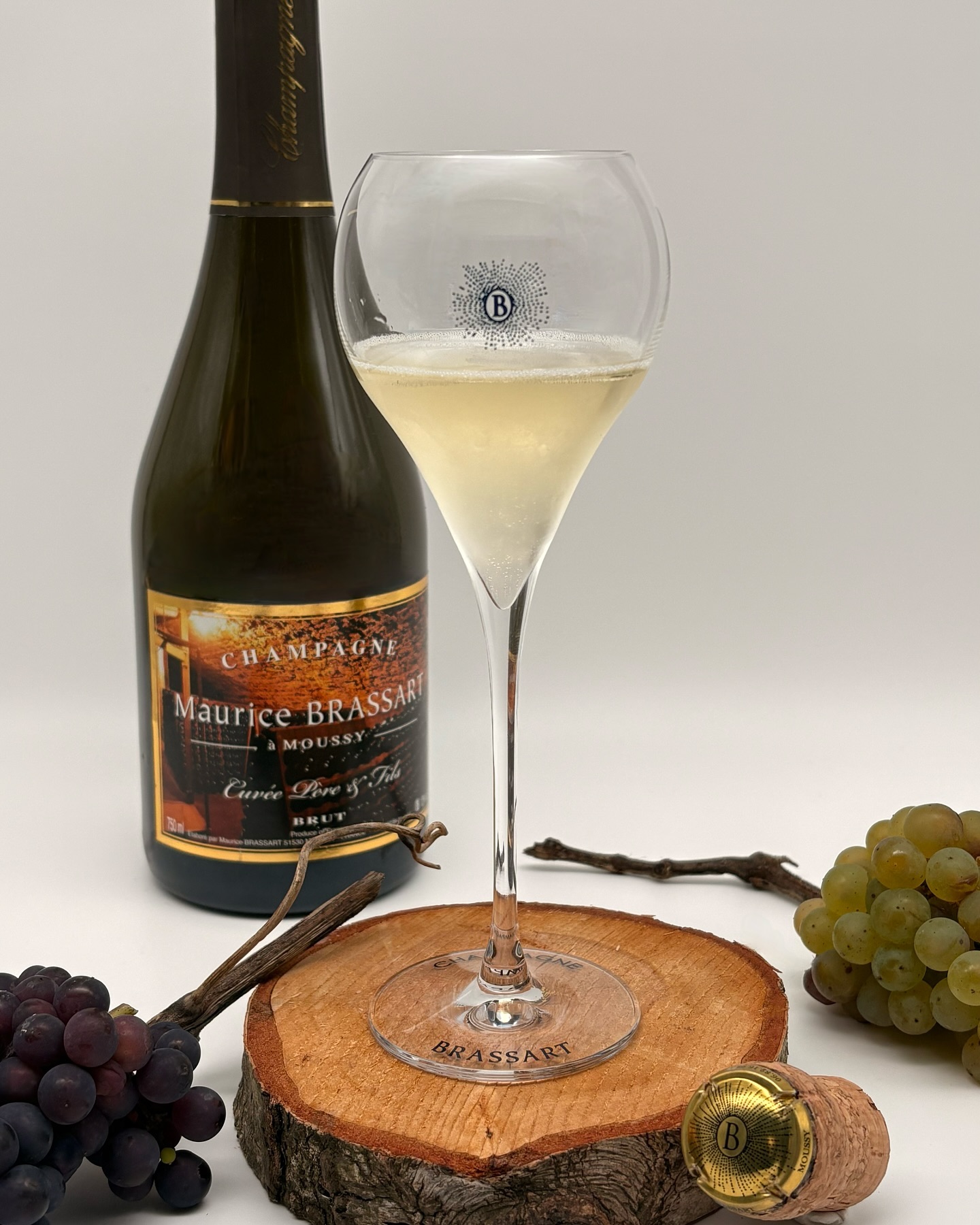 Notre Cuvée Père et Fils, la représentation de la transmission du savoir-faire d’un père à son fils durant les 4 générations du Champagne Brassart 🥂
Une cuvée parfaitement équilibrée, représentant le terroir champenois grâce à l’association des 3 cépages principaux de la Champagne, à part égales : 1/3 de Pinot Noir, 1/3 de Meunier et 1/3 de Chardonnay 🍇
En cette fin d’année, n’hésitez pas à commander du Champagne Brassart sur notre site internet : champagnebrassart.com
#champagne #champagnebrassart #generationsdevignerons #vigneronindependant #pereetfils #cuveepereetfils #pinotnoir #meunier #chardonnay