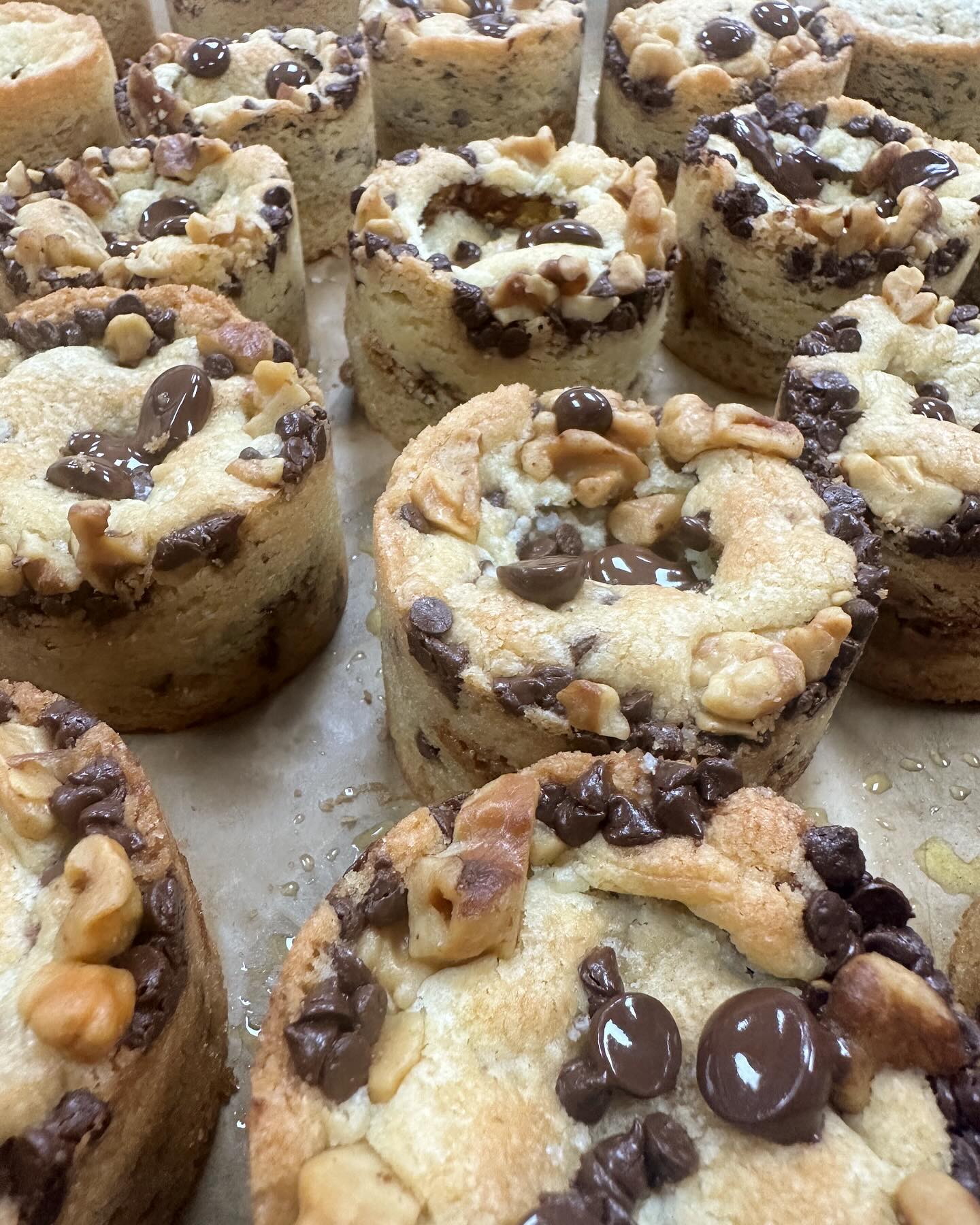 Just out of the oven 😊 Order until Sunday evening for a Wednesday delivery and or shipping (will open more states very soon, stay tuned!) #bitingintoahug #bakestagram #bakedgoods #bakedfromscratch #montontonpecan #bakedjoy #fromfashiontobaking