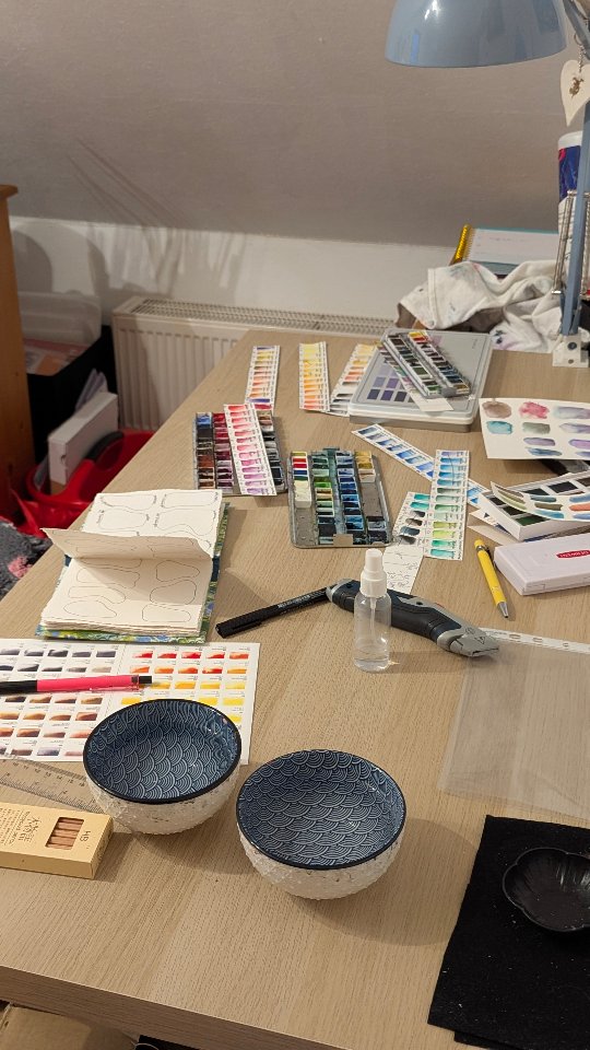 Irgendwie schummeln sich immer wieder neue Farbtöne in den Warenkorb. Jetzt war das farbchaos in der Palette wieder zu groß und es musste eine neue Ordnung her. Damit aber leider auch swatches und Beschriftung 😭
Ich hasse das und habe jetzt kurzerhand entschlossen nie wieder in meinem Leben eine neue Farbe zu kaufen....... Zumindest bis zum nächsten Mal 😉....
Wie geht's euch damit? Mögt ihr das swatchen oder seid ihr eher Team aufschieben und umgehen, wenn möglich?
#aquarellliebe #aquarell #swatch #dailyart #myownartology