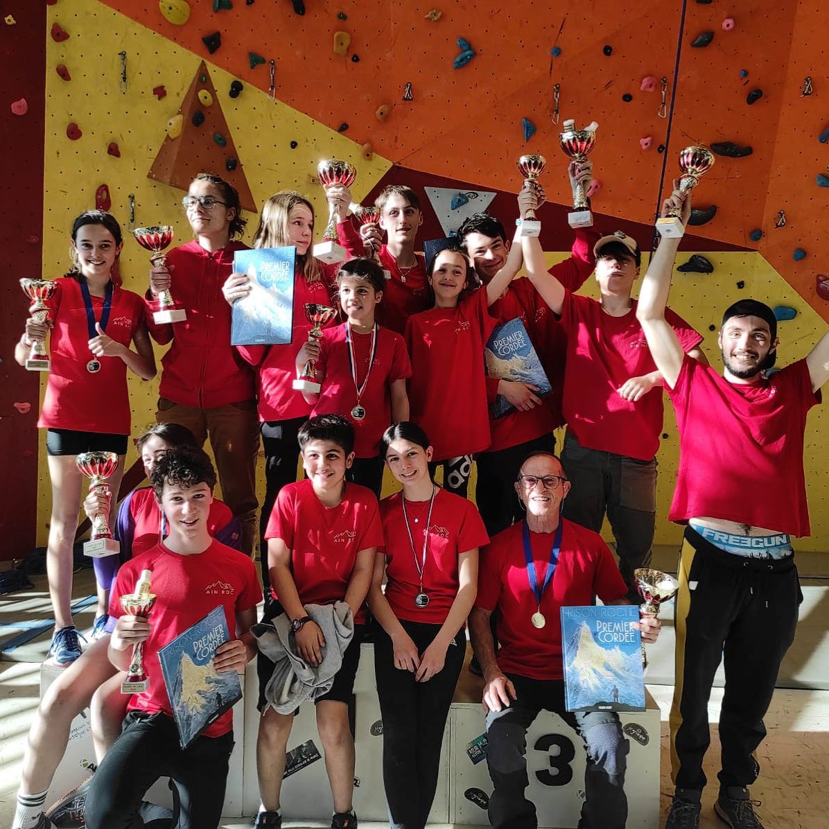 Bravo à toutes et à tous pour cette belle année de compétition sur les étapes de la coupe de l’Ain ! 🔥
Le club félicite tous ses jeunes, et les moins jeunes, pour leur investissement et leur super esprit d’équipe 💪
Bravo également à tous les bénévoles des clubs de l’Ain organisateurs d’étape de la Coupe! ⚡️
#ain #roc #ffme #escalade #climbing #team #spirit