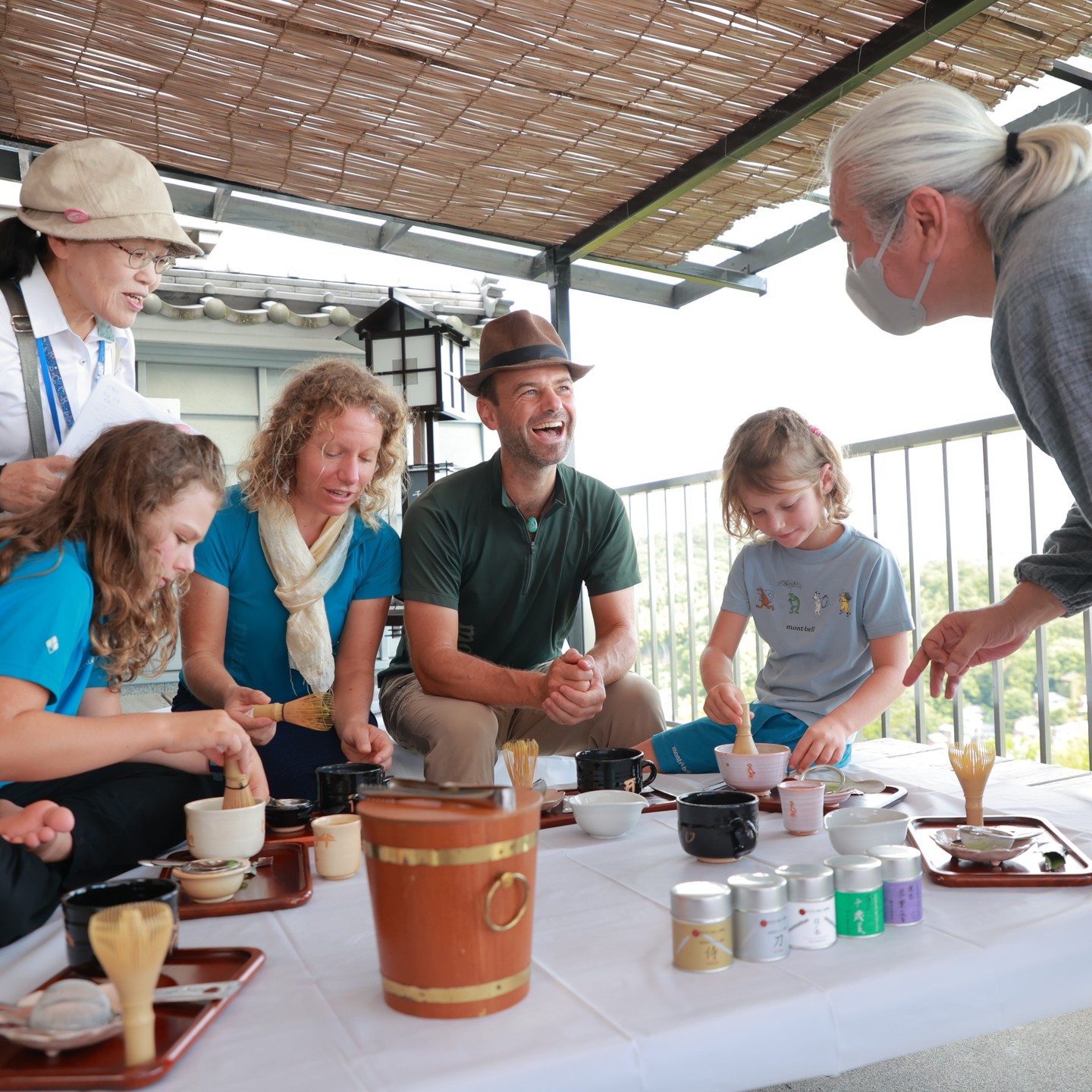Did you know why the tea ceremony became popular among samurai during the Warring States period? 🍵🗡️
Matcha contains caffeine, which stimulates the mind and prepares warriors for battle. At the same time, it holds theanine, an amino acid that calms the spirit. This seemingly paradoxical combination allowed the samurai to achieve heightened mental focus while maintaining a sense of calm, essential for facing combat with clarity and composure.
Discover the unique balance of energy and tranquility in Japanese matcha culture.
Saviez-vous pourquoi la cérémonie du thé s'est répandue parmi les samouraïs durant l'époque des guerres féodales ? 🍵🗡️
Le matcha contient de la caféine, qui stimule l'esprit et prépare les guerriers pour le combat. Mais il renferme aussi de la théanine, un acide aminé qui apaise l'esprit. Cette combinaison en apparence contradictoire permettait aux samouraïs de rester concentrés et calmes, prêts à affronter la bataille avec lucidité et sérénité.
Découvrez l’équilibre unique entre énergie et tranquillité dans la culture japonaise du matcha.
#ExploreSetouchi
#SamuraiJourney
#SetouchiBreweryTour
#SetouchiSamurai
#JapaneseBrewingArt
#SamuraiAndNature
#HeritageAndFlavor