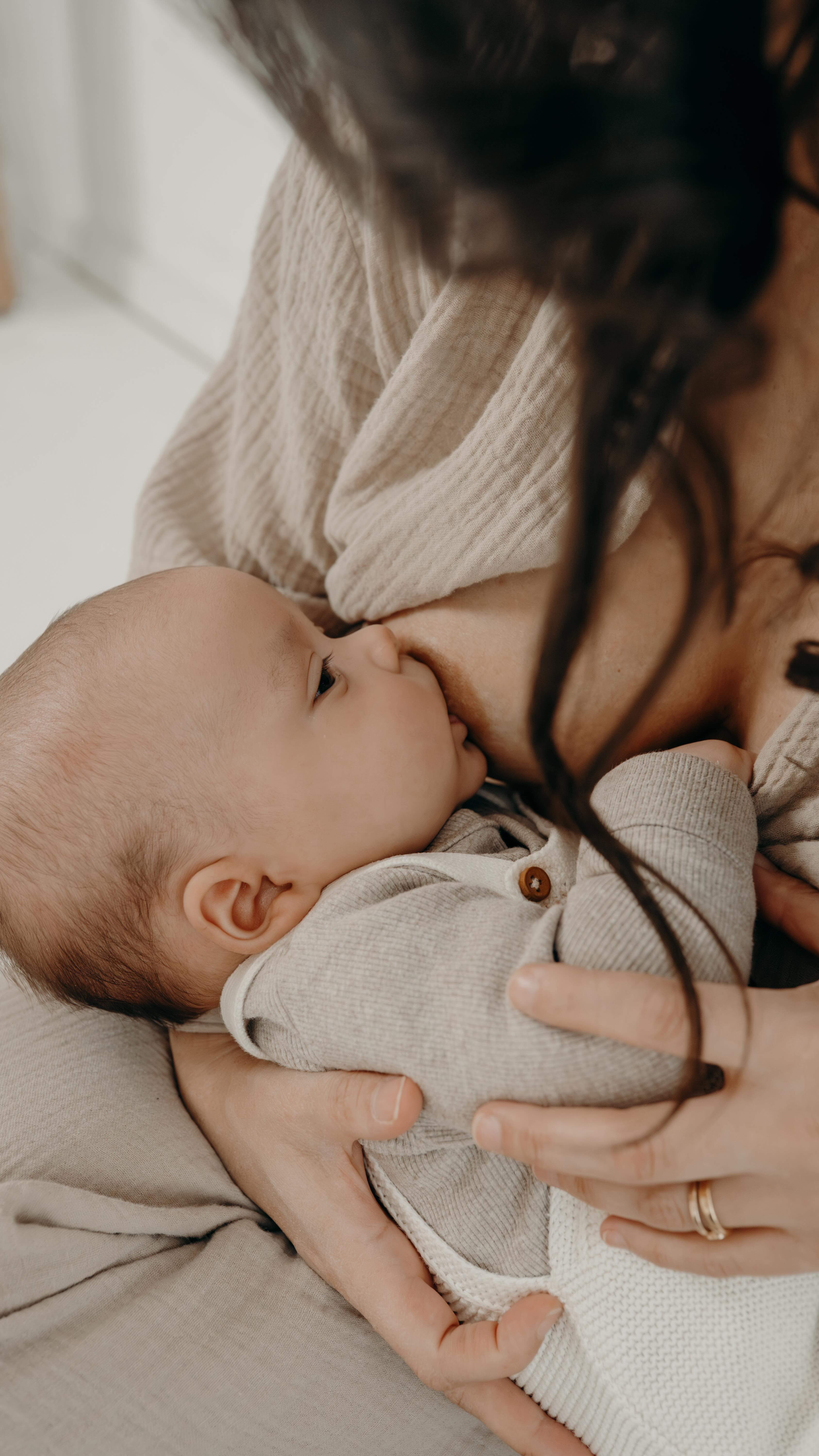 Diese Momente sind jetzt einfach da.
Und eines Tages wirst du sie wiederfinden
als Erinnerung voller Liebe.
Folge @soulmom.era für deine Erinnerungen