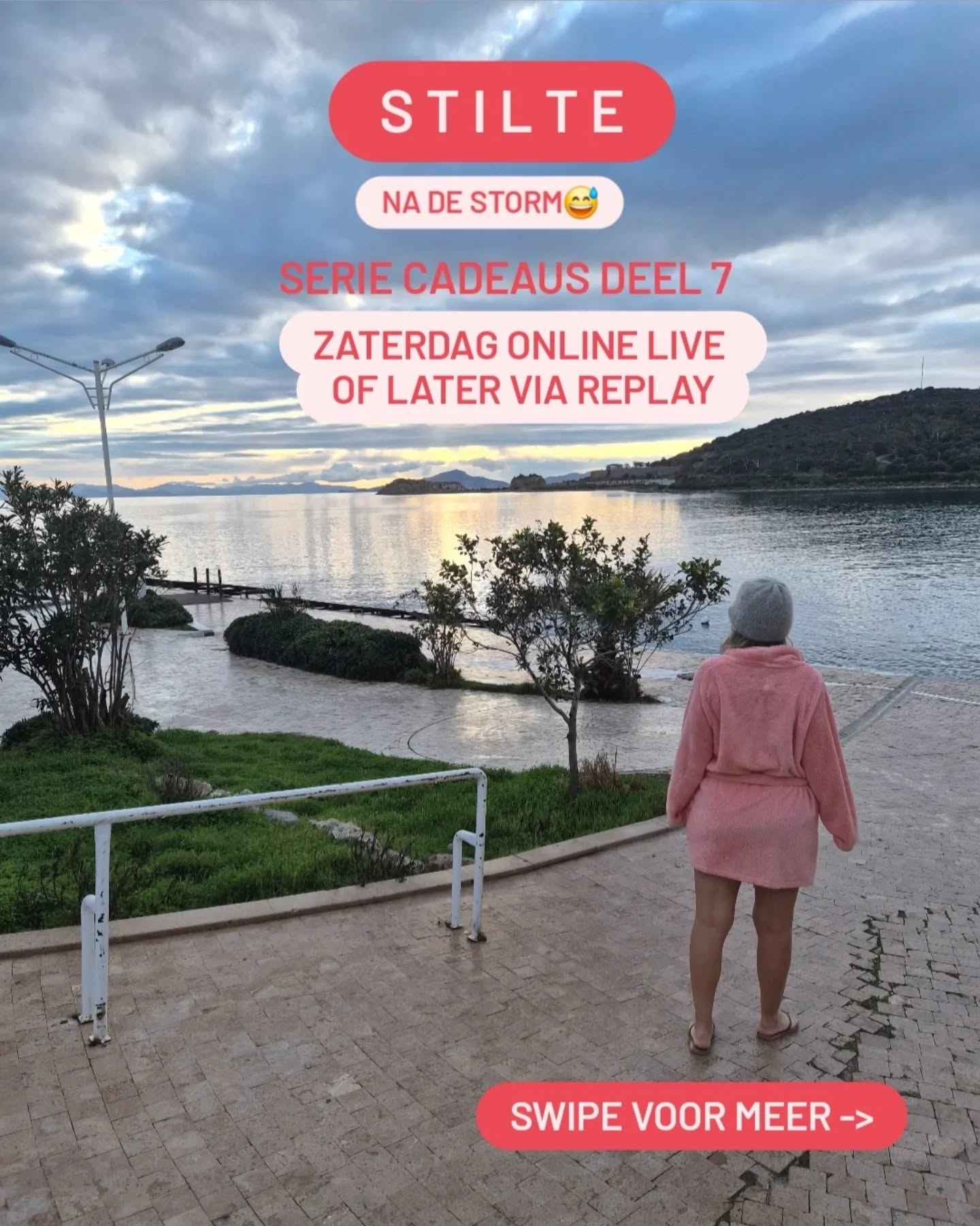 🤍S T I L T E & ⚡️S T O R M
Hier in Turkije wisselen ze elkaar de laatste dagen flink af. En het fascineert me hoe snel we meebewegen met wat er om ons heen gebeurt.
Velen (ja, ik ook😅) met een korter lontje in de storm.
En anderen die een stil hoekje weten te vinden.
Ha… ook daar was ik gelukkig te vinden.
Bijzonder hoe stilte en storm soms slechts één ontspannen ademhaling uit elkaar liggen.
En hoe juist die ademhaling, ook bij het ontvangen van een gewenst of ongewenst cadeau je kan helpen.
In les 7 van de serie C A D E A U S lussen we stilte en storm aan elkaar.
De ''winterdips'' zijn hier overigens zoveel makkelijker.
Zowel letterlijk als figuurlijk. Zodra de zon maar even doorkomt, compenseert ze alles en meer.
Dat 'meer', juist in de winter, voelt als een heel groot cadeau. Vandaar ook de yogaweken in het voor- en naseizoen: 🤍eerder en langer het (zon)licht opslurpen.
Van 7 tot en met 13 maart is in Portugal de eerste week van dit jaar. Zin en zon🤍 De week is voor 65% gevuld en je kunt nog mee. Zo ook van 9 tot en met 16 mei met Yoga en Zeilen.
En eerst:
🕘 Zaterdag 9 -10 uur online live
(of later via replay)
https://www.yogametsuus.nl/agenda
P.S. Soms is stilte niet de afwezigheid van storm,
maar het moment waarop je er ontspannwn in kunt blijven ademen.