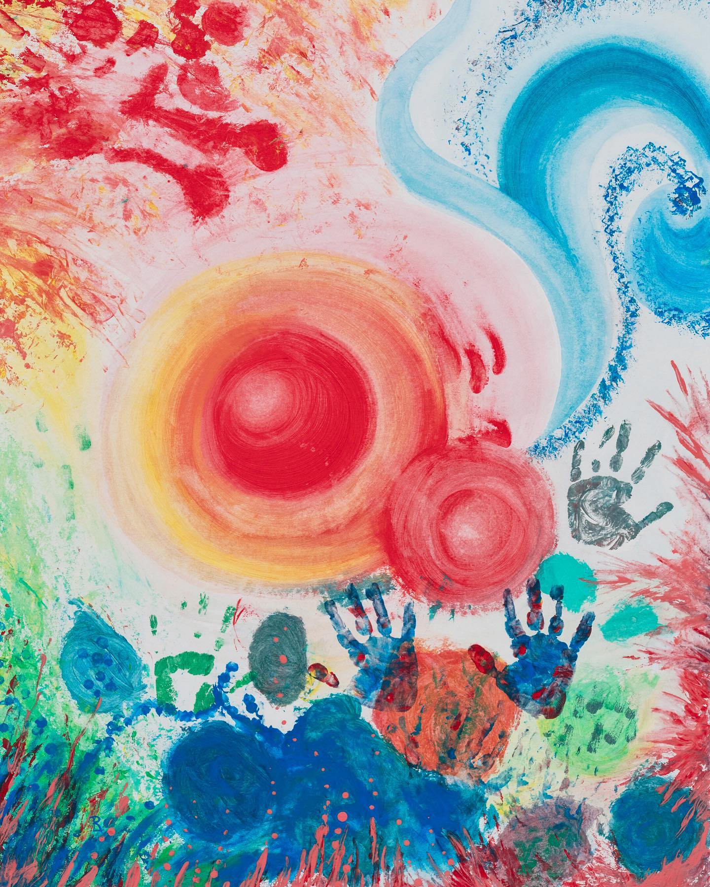 Wir müssen gar nichts werden. Wir müssen nur aufhören, all das zu sein, was wir niemals waren!
Dieses kraftvolle Bild habe ich bei seiner Entstehung im März 2022 zunächst intuitiv „Sonnensturm“ genannt, tatsächlich soll es zu der Zeit starke Sonnenaktivitäten gegeben haben. Nicht lange danach fand zufällig der Song „Wonderful life“ des britischen Musikers Black zu mir, deswegen gibt es nun einen neuen Titel für das Bild - It‘s a wonderful life!
Wann haben wir dies eigentlich vergessen? Kinder sind noch so ganz anders, scheint es mir. Rosalie strotzt oft vor Lebensfreude (wie die unbändige Kraft der Sonne) und springt morgens mit Begeisterung auf den Tag aus dem Bett. Warum verlieren das so viele von uns auf dem Weg zum Erwachsenen? @andresternofficial appelliert immer wieder, den Kindern zu vermitteln, wie man ein glücklicher Erwachsener wird. Da viele von uns inklusive mir das nicht gelernt haben, sollten wir uns auf den Weg machen zu unserem natürlichen Ursprung und Quell reinster Freude. I‘m still searching…
🩷❤️🧡💛👧🏻👩🏻🎨💚🩵💙💜
(„It‘s a wonderful life“, Fingerfarbe auf Vliestapete, ca. 55 x 75 cm)
.
.
#luftfarben #colorfulartwork #luxembourgartprize #nachwuchskünstler #artwork #colorfulart #fingerfarben #wirmalenunsdieweltwiesieunsgefällt #buntistmeinelieblingsfarbe #toddlerpainting #toddlerart #toddlerartist #farbenfroh #ilovecolors #fantasie #colorfullikearainbow #seelenbilder #soulpainting #instaart #rainbowcolors #fingerpaints #artthatmakesyouhappy #artthatmakesyoufeelgood #artes #spiritualart #daslebenistbunt #itsawonderfullife #wonderfullife #findyourinnerchild #lebensfreude