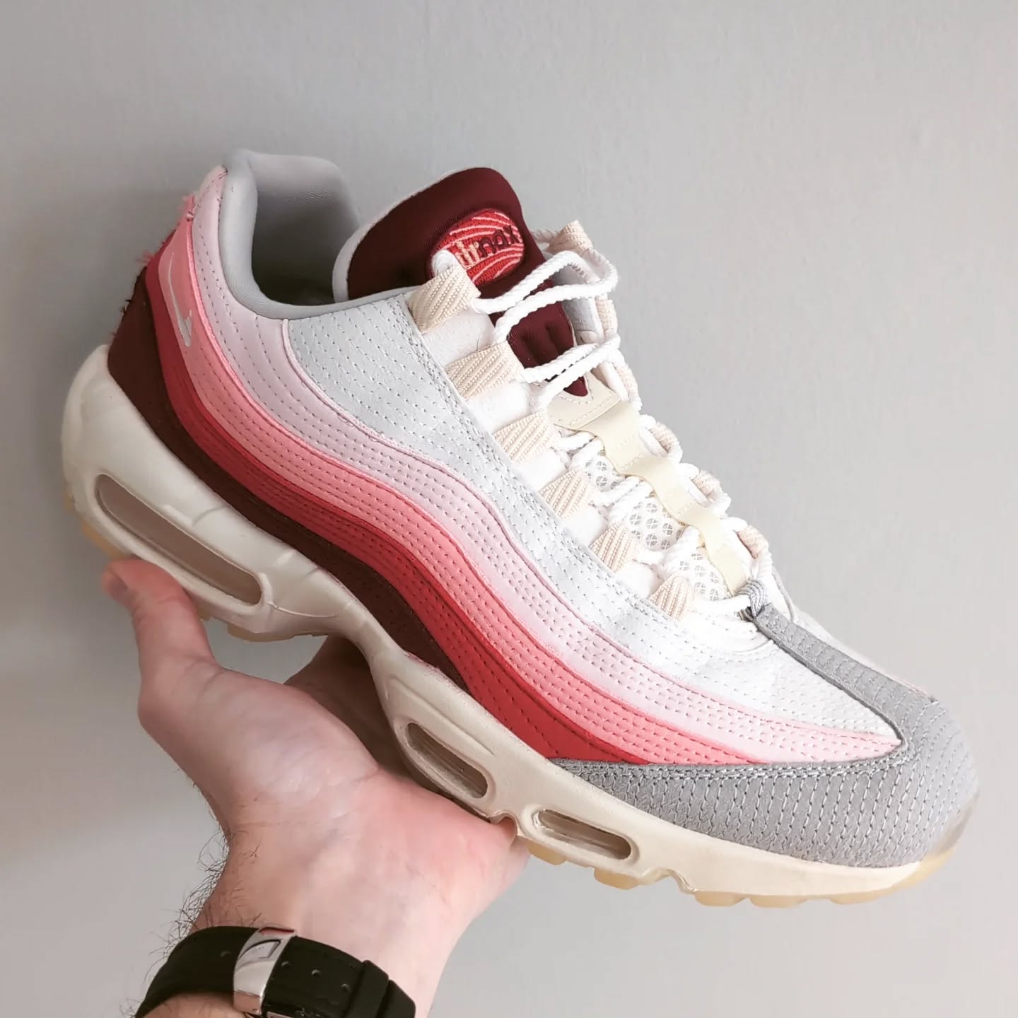 The Air Max 95 ‘Anatomy of Air’ is even beter in person. Just a pity they run small and I have to shift these beauties. Although, sometimes it’s about the hunt. And it means I get to hunt again. That’s a good thing. ⚔️🛡️
The design is inspired by the human body with layered, muscle-like panels around the upper 💪🏻 I didn’t realise til I got them in-hand that they had twisted rope laces which apparently is a nod to DNA strands 🧬 As always, the gradient looks sharp on 95s and this pair is no different. The off-white midsole and lace loops work really well and the sole… OMG the sole… with the tendon-like imagery. So sharp.
#Nike #AirMax95 #AnatomyOfAir