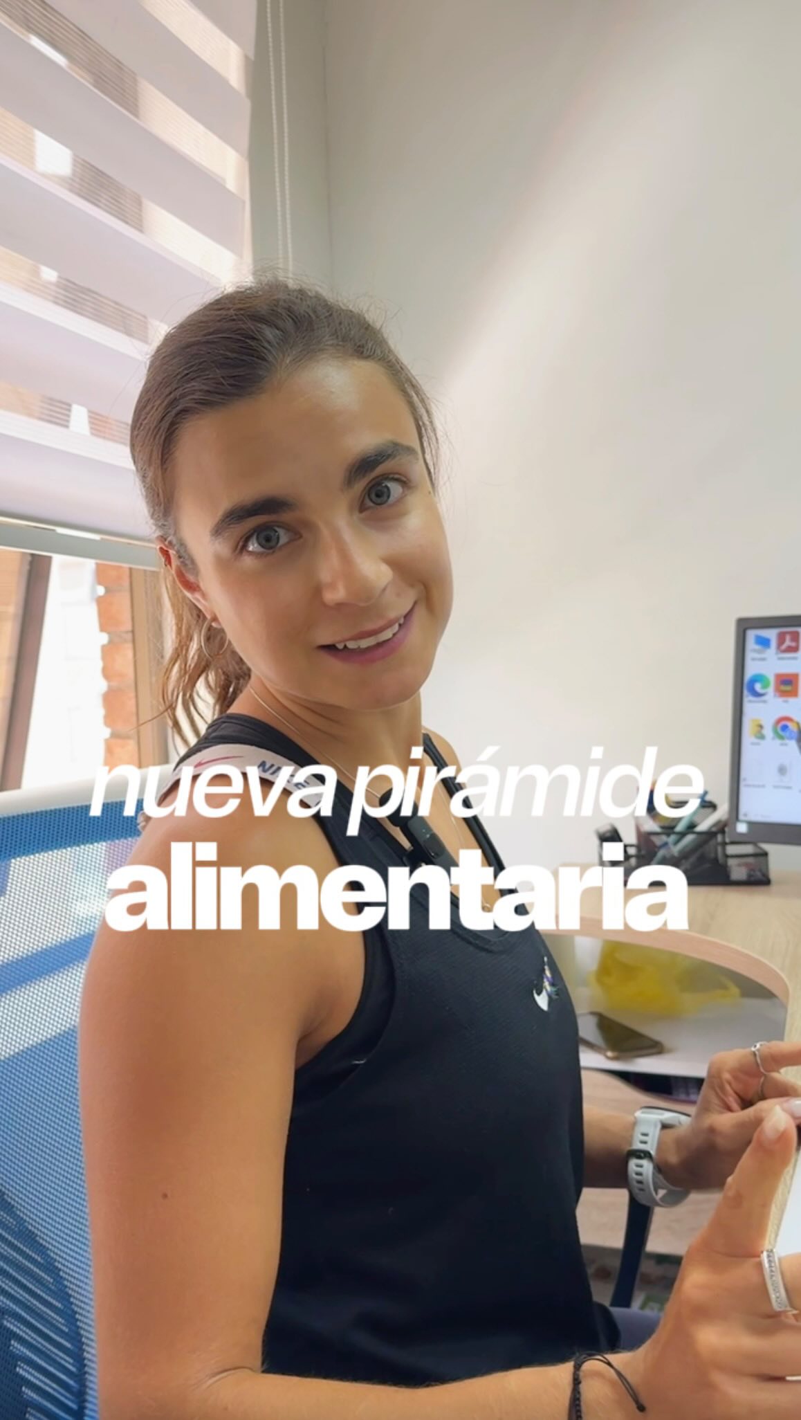 🍽️ La alimentación ya no se trata solo de comida.
Hoy entendemos que comer bien va mucho más allá del plato:
es cómo duermes, cómo te mueves y cómo manejas el estrés en tu día a día.
La nueva pirámide alimentaria no elimina alimentos ni impone reglas extremas.
Nos invita a priorizar mejor, elegir alimentos reales la mayor parte del tiempo y entender que los hábitos sostienen los resultados.
💡 Cuando ordenas tu estilo de vida, la nutrición deja de ser una lucha y se convierte en algo natural y sostenible.
📌 Guarda este reel si quieres aprender a comer mejor sin prohibiciones ni culpas.
#nutricionreal #piramidealimentaria