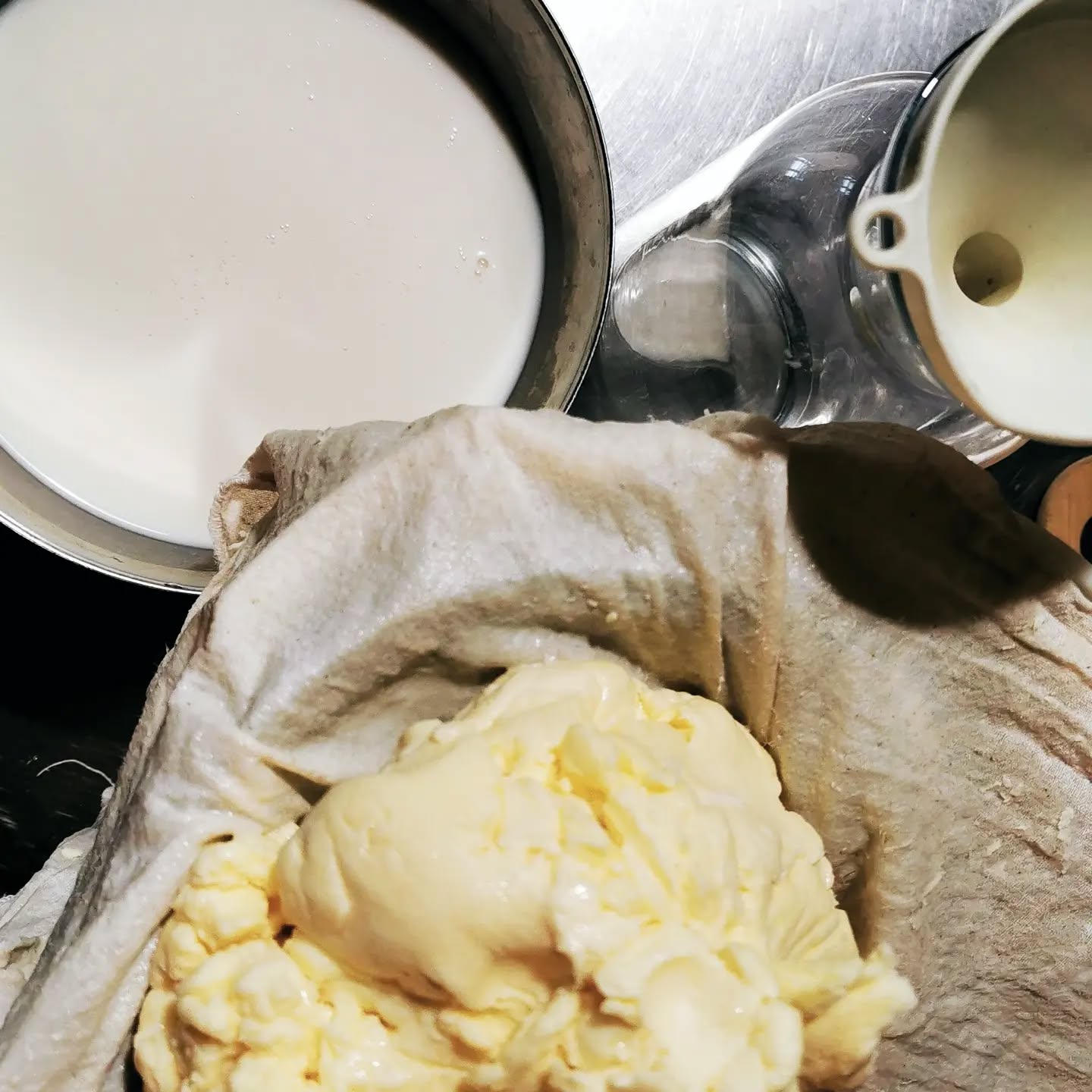 Beurre de baratte fait maison cultivé au probiotiques... Beurre nature au lait cru et petit lait pour faire le plein d'immunité 🌿🌟🌿
#homestead #permaculture #simplelife #healthyfoods #joy #laitdemontagne #montagneardechoise #auclairdelasource #Lanarce