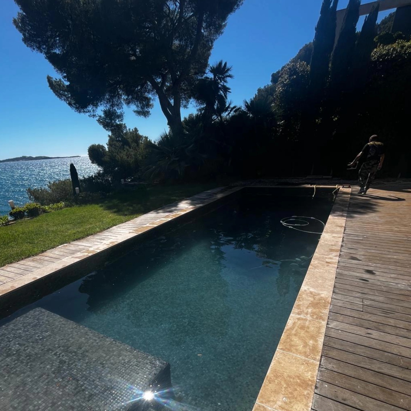 Margelles piscine 12x4 travertin beige/marron, arrivé d'Égypte. On aurait préféré faire la terrasse en même temps 😉
#margellepiscine #piscinemosaique