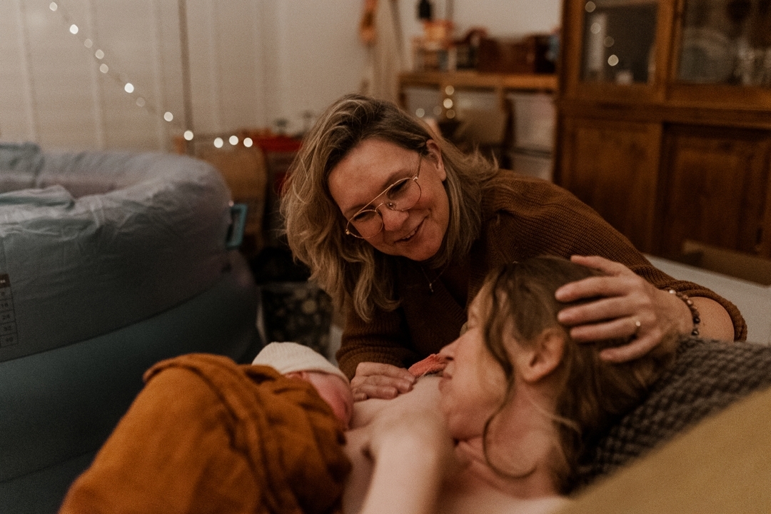 Grappig genoeg de meest gestelde vraag over de geboorte van Kaatje:
Maar eh, had je zelf dan ook een doula bij je bevalling?
Absoluut! Als doula weet ik voor 100%, nee 300%, wat de toegevoegde waarde is van een doula. Zowel door mijn eigen ervaringen als doula, als door mijn ervaringen als zwangere en mama. Ja, ik heb veel kennis, en ik kan een hoop tools en trics uit mijn mouw schudden tijdens een geboorte. Maar het is anders als jij zelf degene bent die gaat bevallen.
De allerliefste Maaike was mijn doula bij de geboorte van mijn beide dochters. Ik had de meest fantastische verloskundige(n) van Veldroos aan mijn zijde, maar voor mij stond Maaike voor continuïteit en vertrouwde ondersteuning. Ze was er bij de geboorte van Meike, we gingen al even terug. Dus Maaike hoorde voor mij gewoon bij mijn geboorteteam.
Ik was er van tevoren van overtuigd dat ik een fijne thuisbevalling zonder complicaties zou hebben. Maar daar kun je nooit vanuit gaan. En als het moeilijk zou worden, of ingewikkeld, en ik zou naar het ziekenhuis verkassen, dan gaf het me zo veel rust om te weten dat ze er voor me zou zijn.
Dus deze foto van @biancavanderaalstfotografie van Maaike, Kaatje en mezelf is me zo veel waard.
#doulaingthedoula #doula #doulalife