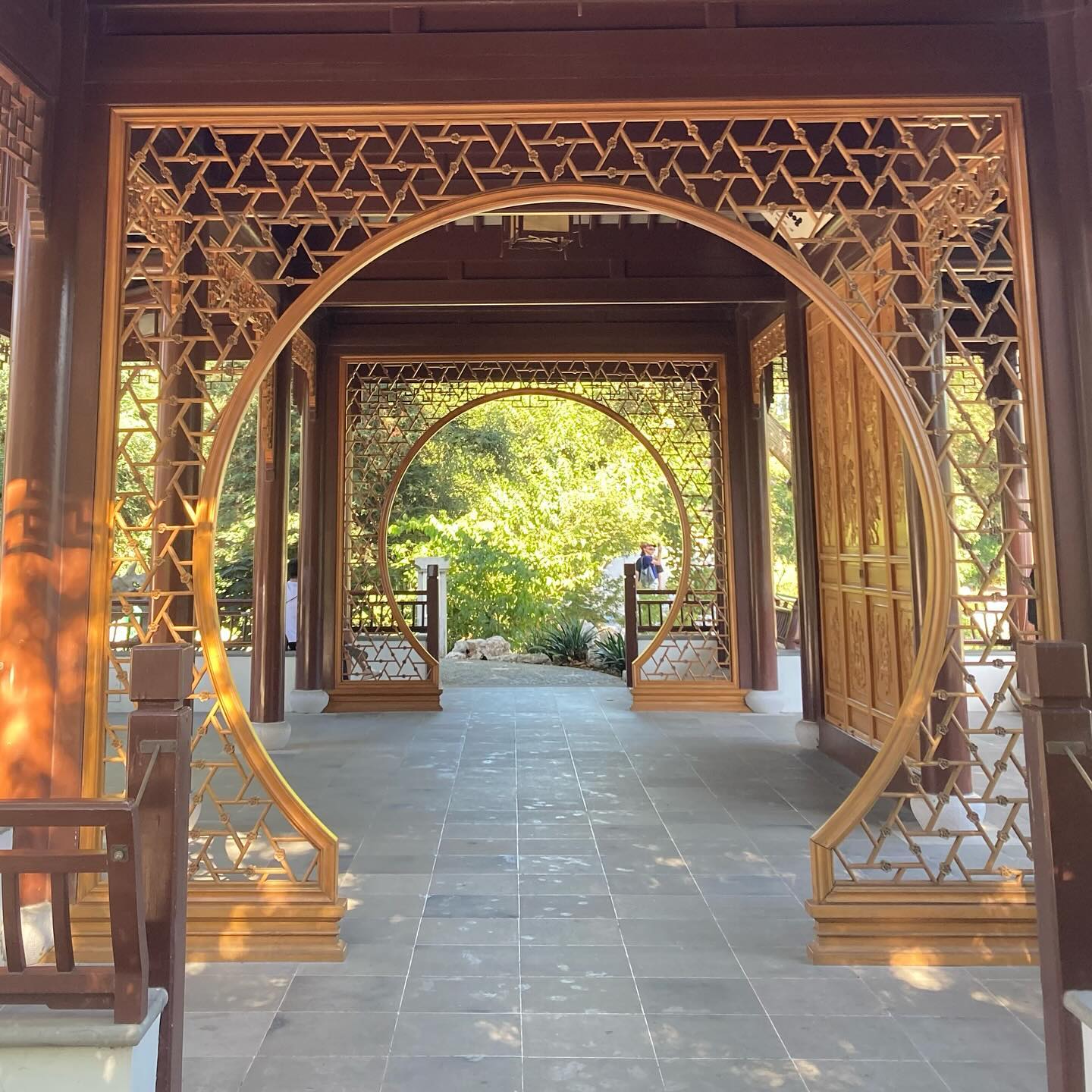 So you are interested in Feng Shui?
Rightly so đ
Our physical environnement has a big impact on our quality of life. When we are intentional with our placement and decoration choices in our home or workspace - by painting our walls a new color, rearranging our furniture, or adding new items - we modify the flow of energy around us, therefore implementing change in our life.
All that occurs whether we are aware of it or not, so we might as well harness these energy forces to our advantage đ«
đ«đ· Alors comme ça vous vous intĂ©ressez au Feng Shui?
Ă juste titre đ
Notre environnement physique impacte fortement notre qualitĂ© de vie. Quand on met de lâintention dans nos choix de placement et de dĂ©co, chez nous ou sur notre lieu de travail- en peignant nos murs dâune autre couleur, en repositionnant nos meubles, ou en rajoutant certaind objets - le flux dâĂ©nergie autour de nous sâen trouve modifiĂ©. Et des changements sâopĂšrent dans notre vie.
Tout cela arrive que lâon en soit conscient ou pas, alors autant exploiter ces forces Ă©nergĂ©tiques Ă notre avantage đ«
#intentionaldesign #fengshui #goodvibes #fengshuiliving #homedecor #fengshuiconsultant #enery