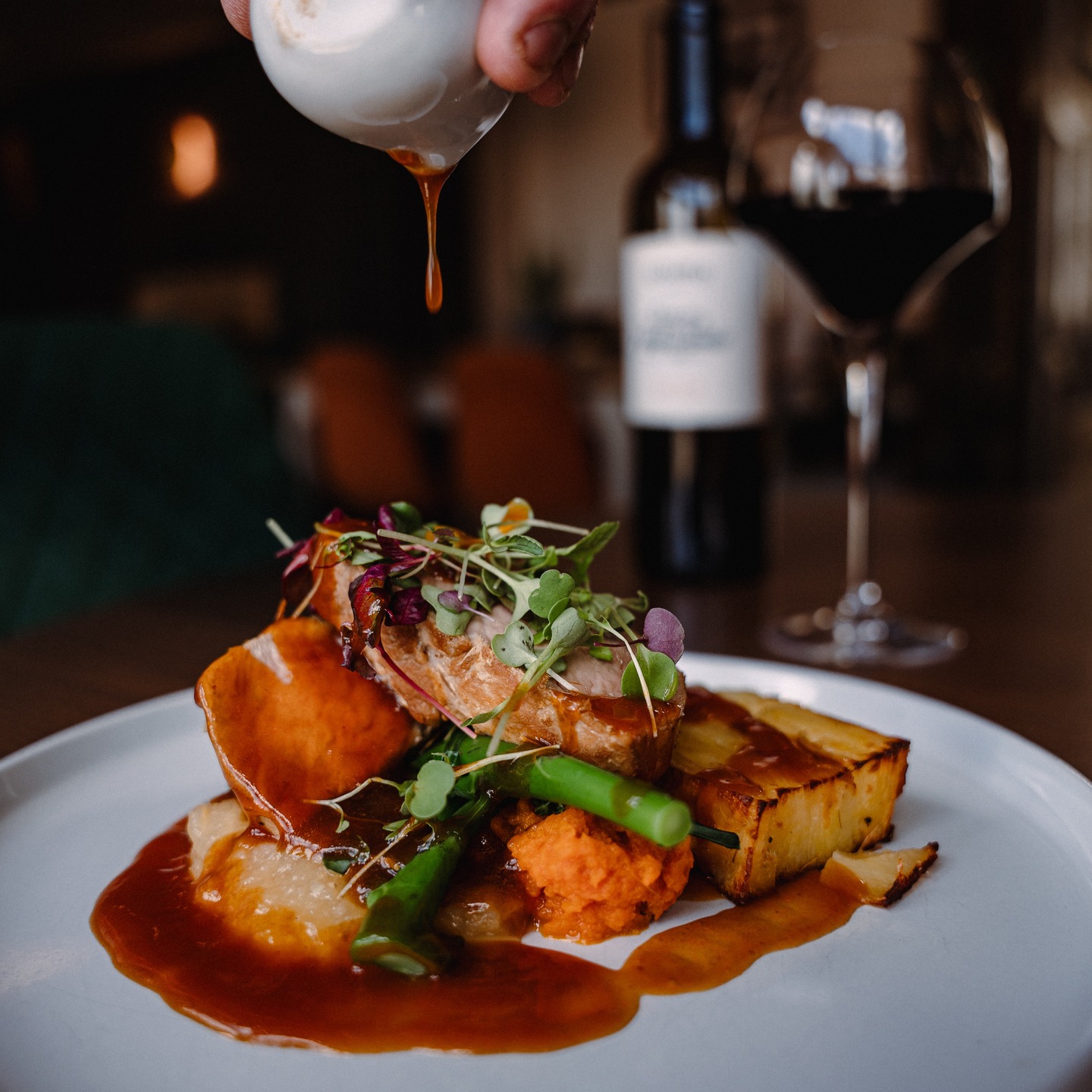 COSY COUNTRY WALKS FROM THE PRINT HOUSE INN TENTERDEN - tHIS 4 STAR AA 16th C retreat with boutique rooms & pet-friendly stays. The Printer’s Bar & Restaurant offers great dining: seasonal & locally sourced ingredients. Indulge in British food classics, grazing platters, English Wines, Local Ales, Gins & Single Malts. Reserve your Sunday lunch now https://www.theprinthousetenterden.com/book-a-table
Walk: From Tenterden, head out on the Smallhythe Place Loop (around 4 miles). This gentle route takes you through rolling farmland, quiet lanes and orchards, with views across the countryside. It’s flat, easy-going and perfect for finishing with lunch or a drink back at The Print House. #muddystilettos #opentable #chapeldown #Tenterden #harveysbrewery #Gusbourne #nationaltrust #KentNews #kentfoodies #kentwalks #tenterdentown