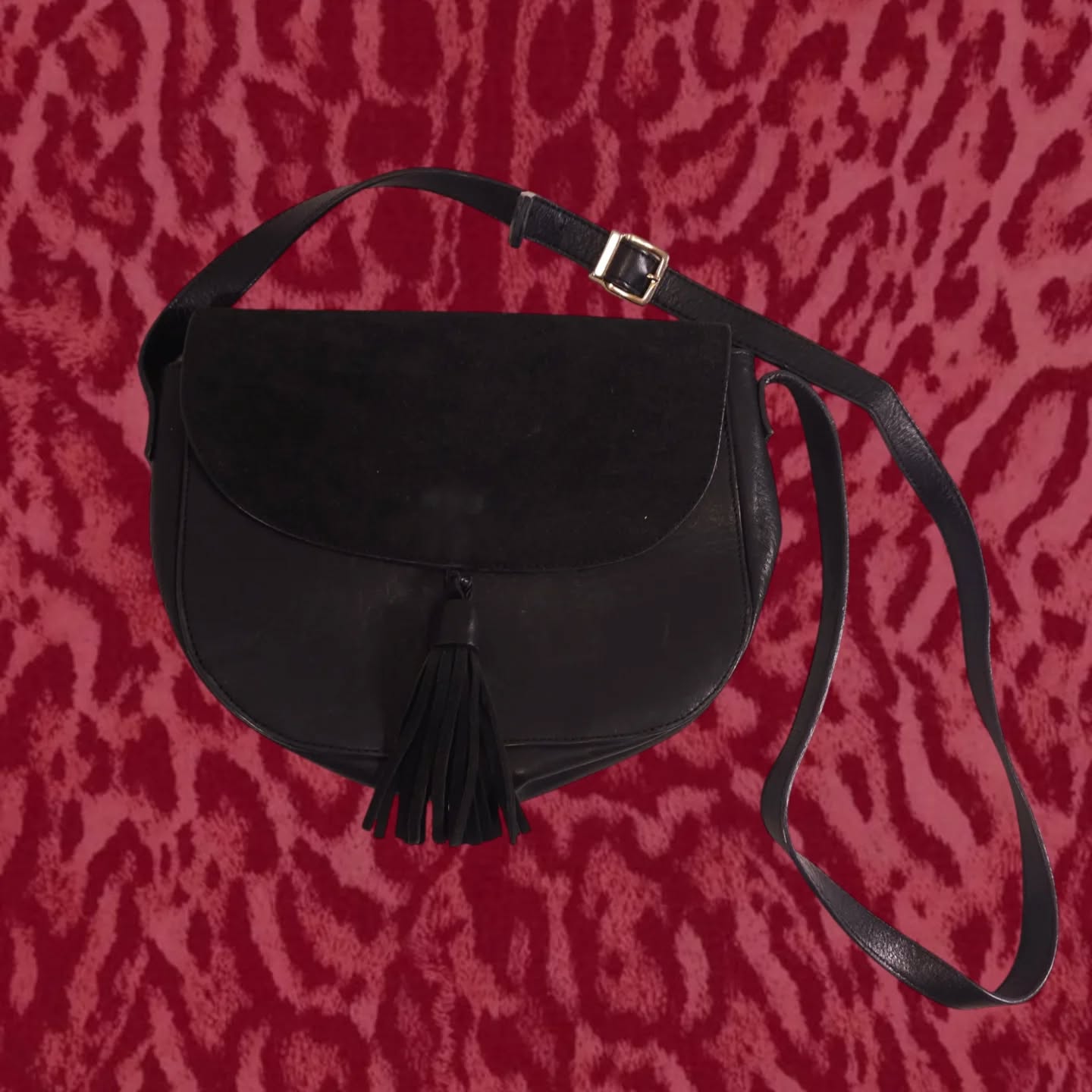 Fresh leather bags just dropped ❤️🔥
In store & online on sale ✨
Come by the store or check them out on vintagealleyathens.com 🖤