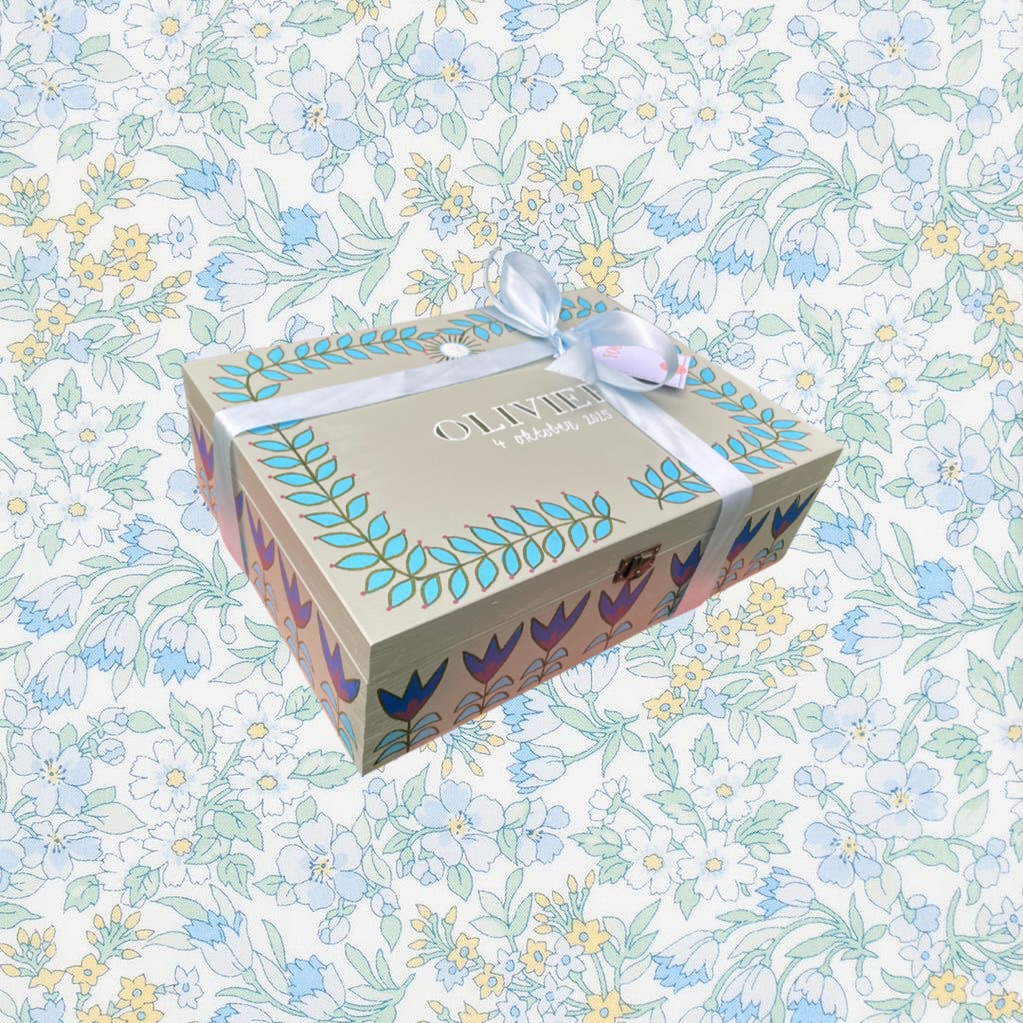 H A P P Y S U N D A Y 🩵 fijne zondag lieve mensen! Deze herinneringendoos klein voor Olivier is in de kleur Blue Gray geschilderd - voor t kleintje van lieve @louise_dehaas