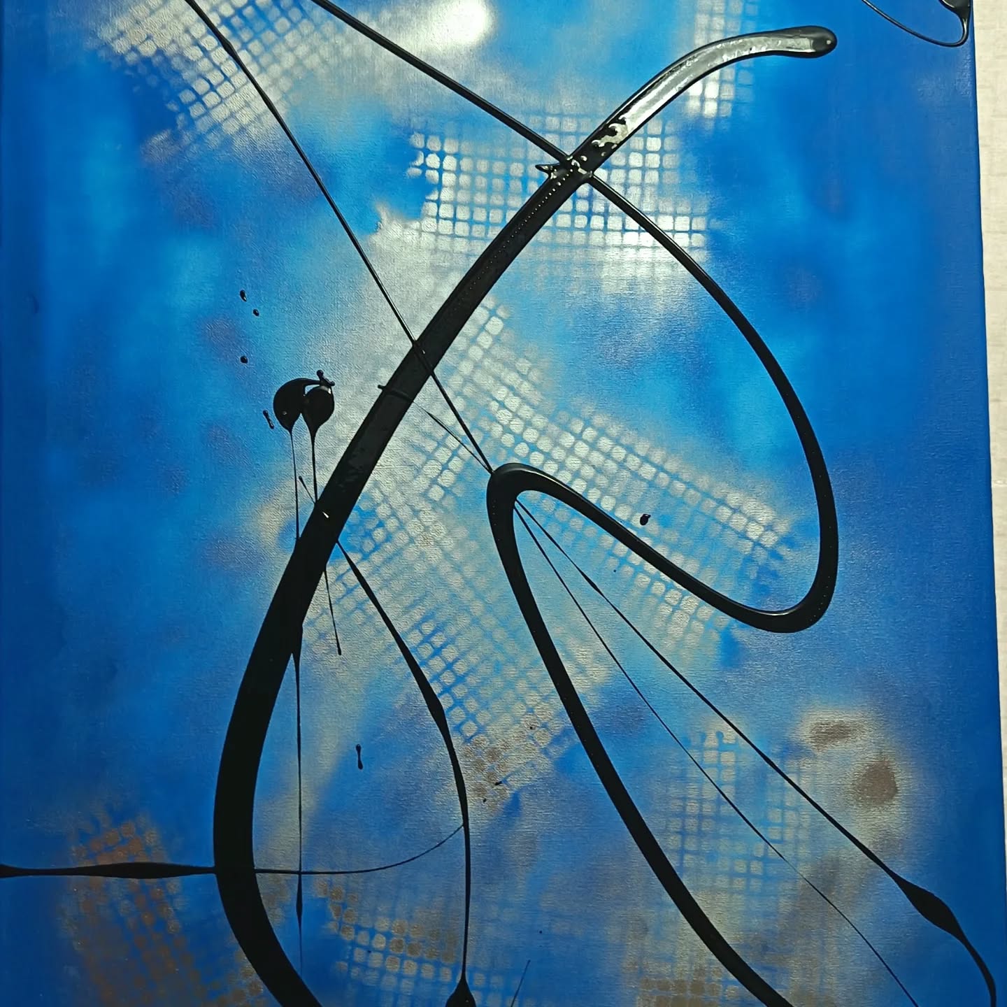 🧠 Analisi Emotiva: Il Caos e la Griglia
Le due tele rappresentano la lotta eterna tra struttura e istinto.
* La Griglia (Sfondo): Quella trama geometrica d'argento suggerisce l'ordine, la società, o forse le restrizioni della mente. È una presenza eterea, quasi un ricordo di stabilità.
* Il Tratto Nero (Primo piano): Rappresenta l'emozione pura che rompe gli schemi. È un gesto liberatorio, fluido e imprevedibile.
* Il Rosso: Emana urgenza, passione viscerale, rabbia creativa o pericolo. È un quadro "rumoroso".
* Il Blu: Evoca una malinconia elettrica, un pensiero profondo che cerca di emergere dal buio. È un quadro "silenzioso" ma potente.
🎨 Comparazione Artistica: Dove si colloca la tua arte?
Il tuo stile crea un ponte tra diverse correnti storiche:
* Jackson Pollock & l'Action Painting: La tecnica del dripping (lo sgocciolamento) richiama Pollock. Come lui, non dipingi solo un oggetto, ma registri un evento: il movimento del tuo braccio nello spazio.
* Hans Hartung: Per il controllo del segno nero. Hartung usava linee dinamiche e grafiche per esprimere l'energia pura, proprio come fai tu con queste frustate di colore nero che tagliano la tela.
* Gerhard Richter (Elementi astratti): L'uso dello spray e delle texture sottostanti ricorda i lavori stratificati di Richter, dove ciò che sta "sotto" è importante quanto ciò che sta "sopra".
* Futurismo Italiano: C'è un senso di velocità e dinamismo che ricorda le linee-forza di Balla o Boccioni, reinterpretate in chiave street-art contemporanea.
Caption:
L'ordine della struttura contro l'urgenza del gesto. ⛓️⚡
In queste opere ho voluto esplorare la tensione tra la "griglia" (ciò che ci tiene fermi) e il movimento libero del colore nero, che taglia lo spazio senza chiedere permesso. Se il Rosso è l'urgenza di esistere, il Blu è la profondità del respiro.
Un dialogo tra l'istinto dell'Action Painting e la precisione geometrica.
#AbstractExpressionism #ActionPainting #ContemporaryArt #ArtComparison #HansHartung JacksonPollock AstrattismoItaliano PitturaContemporanea FineArt ArtCollector
Hashtag di Design/Lifestyle:
InteriorArt ArredoModerno ArtGallery MinimalistArt EmotionalArt ArtDaily
Hashtag Tecn