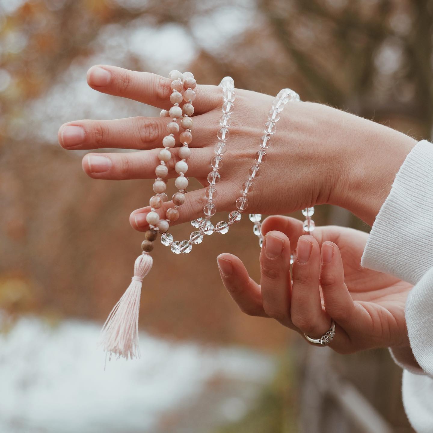 Klare Sicht 🌕
Passend zum Vollmond gestern, darf dich diese Mala in deiner geistigen & seelischen Reinigung unterstützen. Der Bergkristall löst deine Energieblockaden auf & der Sonnenstein zieht die Fülle in allen Bereichen magisch an. ✨
#vollmond #energie #vertrauen #liebe #love #art