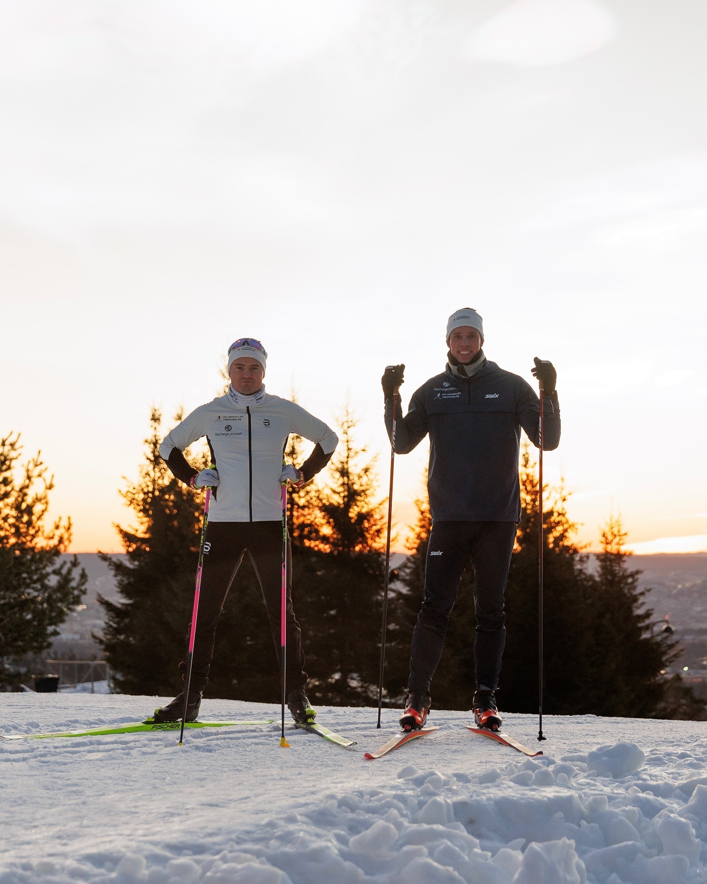 Stas at stadig flere melder seg på skikurset vårt🙌🏻 Her er noen av fordelene med et skikurs:
✅ Et gruppekurs gjør teknikkoppfølging av dyktige trenere tilgjengelig for mange flere! Prisen ligger på rundt 1/3 av hva den gjør ved privattimer. Dette gjør det forhåpentligvis fristende med flere skikurs hvor man får tid til å terpe på egen hånd mellom kursene🤩
✅ På gruppekurs møter man andre med samme interesse og relativt likt utgangspunktet. Å lære sammen med andre kan både være gøy og effektivt!
Book ditt skikurs i dag på Holmenkollenskikurs.no og bruk rabattkoden SKIGLEDE20 for 20% rabatt