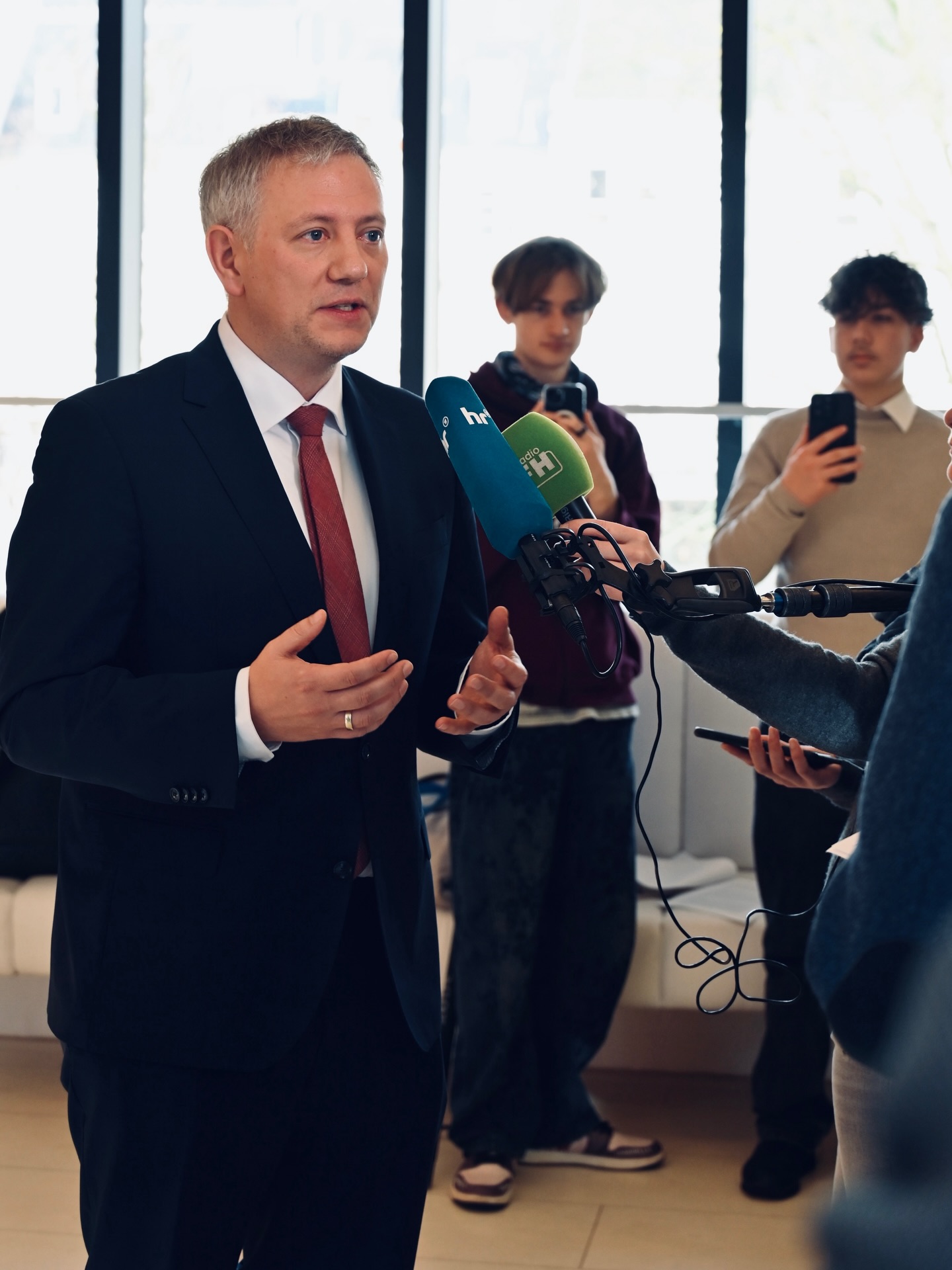 Ein guter Tag für die Demokratie.
One person, one vote.
Der Staatsgerichtshof hat klargestellt: Die von Schwarz-Rot durchgesetzte Änderung des Stimmzuteilungsverfahrens bei der Kommunalwahl ist verfassungswidrig und nichtig.
Das ist ein Sieg für alle Wählerinnen und Wähler in Hessen – und ein großer Erfolg für die @fdp_hlt . Denn von Anfang an war klar: Das d’Hondt-Verfahren verzerrt systematisch den Wählerwillen und bevorzugt große Parteien zulasten kleinerer Parteien und der kommunalen Vielfalt.
Wie gravierend die Auswirkungen gewesen wären, zeigen die Zahlen:
Wäre das Gesetz bereits bei der Kommunalwahl 2021 angewendet worden, wären hessenweit 272 Mandate anders verteilt worden. Davon hätten sich vor allem CDU (+94) und SPD (+68) den Löwenanteil gesichert – nicht aufgrund von Wählerstimmen, sondern aufgrund politisch gewollter Rechenregeln. Diesen Versuch, Mehrheiten per Gesetz zu sichern, hat das Gericht gestoppt.
Unser ausdrücklicher Dank gilt unserem Verfahrensbevollmächtigten Prof. Dr. Dr. Martin Will, der unsere verfassungsrechtlichen Argumente herausragend vertreten hat, sowie dem mathematischen Sachverständigen Prof. Dr. Friedrich Pukelsheim. Seine international anerkannte Expertise hat eindrucksvoll aufgezeigt, wie tiefgreifend und systemisch die mathematischen Verzerrungen tatsächlich gewesen wären.
Es bleibt dabei: One person, one vote.
Jede Stimme muss gleich viel zählen. Die Zusammensetzung der Parlamente muss das Ergebnis der Wahl sein – nicht das Ergebnis mathematischer Tricksereien einer Regierung. Demokratie lebt von Vielfalt, gerade in den kommunalen Parlamenten.