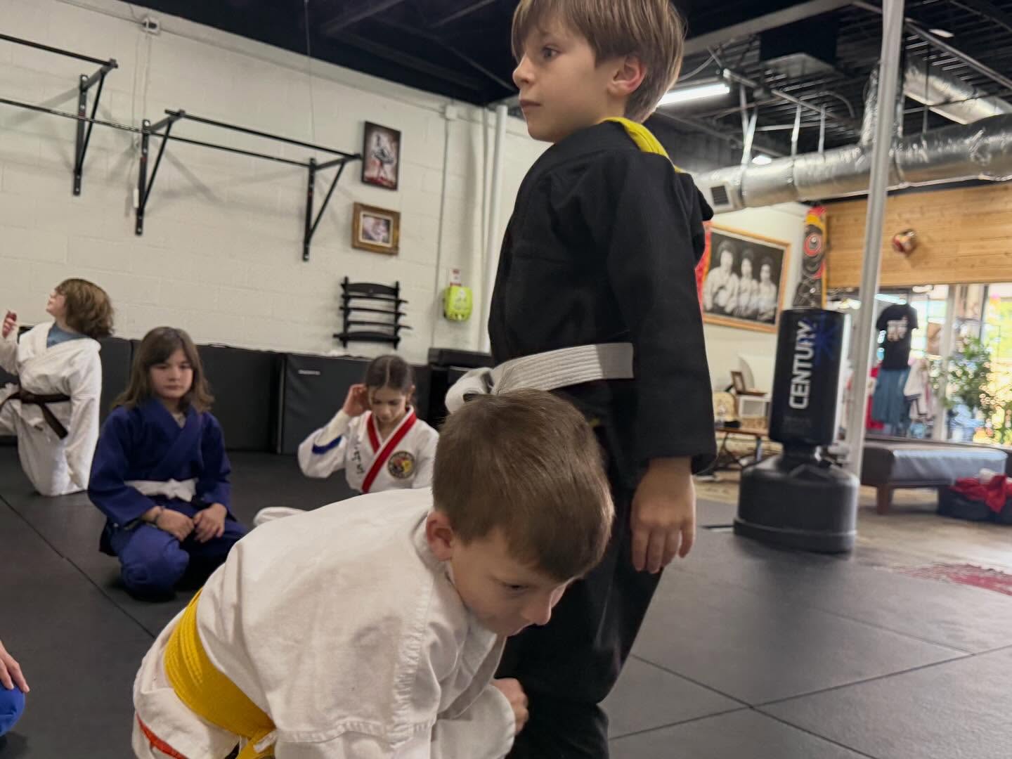 We are back up and running like normal today at Harvest! 🥋✨
Thank you for your patience through the winter weather. We’re excited to be back on the mats and training together this evening.
Classes Today:
🌱 5:00 PM – Mighty Sprouts (Preschool Martial Arts)
🥋 5:30 PM – Junior Foundations Han Mu Do
🔥 6:15 PM – Teen & Adult Han Mu Do
🤼♂️ 6:15 PM – Kids Jiu Jitsu
🥋 7:30 PM – Adult Jiu Jitsu
We can’t wait to see everyone back in class. Let’s have a great night of training! 💪
#Harvest #FranklinTN #hanmudo #jiujitsu