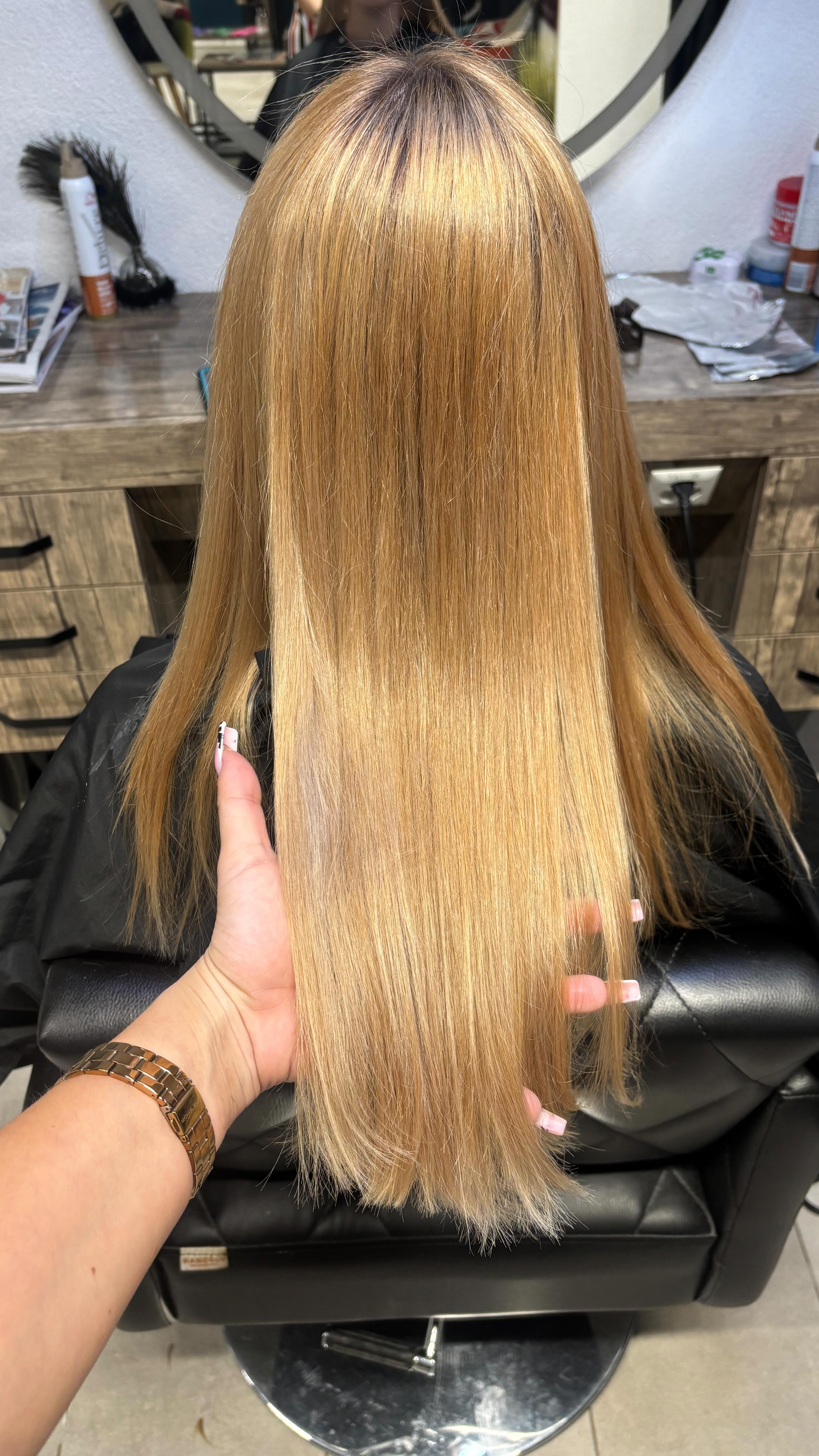 ✨ Transformation tout en douceur ✨
Avant ➡️ Après
Un blond plus lumineux, des longueurs lissées et une brillance retrouvée 💛
Parce que des cheveux en bonne santé, ça change tout. #wellacolor #L&Lcoiffure#hair #avantaprès #blondlumineux