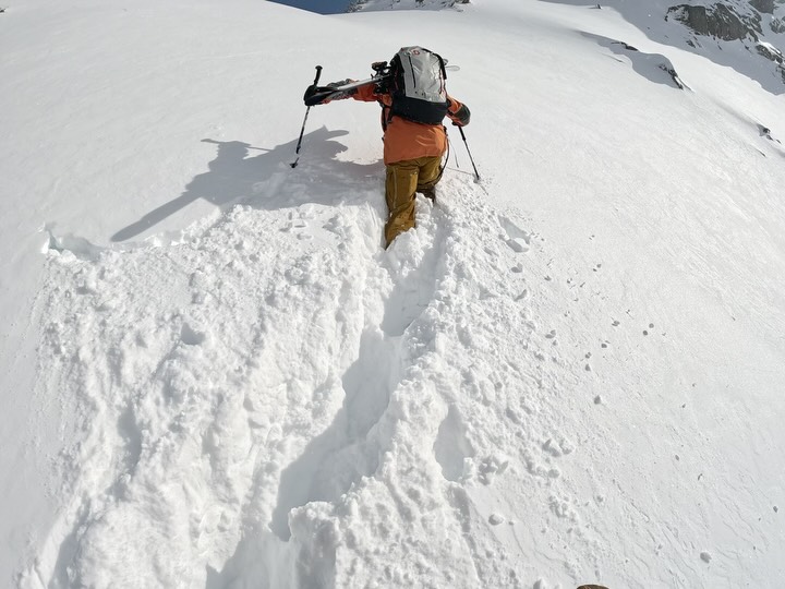 🇨🇭Wer grosse Ziele in den Bergen sucht, braucht mehr als starke Beine. Du brauchst Wissen, Planung, Erfahrung & Urteilsvermögen.
Zu wissen, was machbar ist – und was nicht.
Zu erkennen, wann du weitergehst – und wann du umdrehst. Und wie man sich zu helfen weiss, dort wo der Berg anspruchsvoll wird.
Genau das trainieren wir. Wir planen Linien, lesen das Gelände, treffen Entscheidungen –
und setzen alles direkt draussen um.
Learning by doing. Immer im echten Gelände.
Unsere Kurse, die dich weiterbringen:
📍 6.–8. Feb – Skibergsteigen
3 Tage · hochalpin · selbstständig unterwegs
📍 14.–15. Feb – Freetouring
2 Tage · verspielt · mehr Möglichkeiten abseits der Pisten
📍 28.Feb – 1.März – Steep Skiing
2 Tage · steil · technisch · kontrolliert fahren
Bereit für den nächsten Schritt in den Bergen?
👉 Informiere dich auf unserer Website:
www.andermatt-guides.ch → Kurse
oder schreib uns eine DM.
🇬🇧If you’re chasing big objectives in the mountains, strong legs alone aren’t enough.
You need knowledge, planning. Experience. Judgment.
Knowing what’s possible – and what isn’t.
Recognizing when to push forward – and when to turn back.
And knowing how to help yourself when the mountain gets demanding.
That’s exactly what we train.
We plan routes, read terrain, make decisions –
and put everything into practice outside.
Learning by doing. Always in real terrain.
Our courses to take your skills further:
📍 Feb 6–8 – Ski Mountaineering
3 days · alpine · independent travel
📍 Feb 14–15 – Freetouring
2 days · playful · explore beyond the resort
📍 Feb 28–March 1st– Steep Skiing
2 days · steep · technical · controlled skiing
Ready for the next step in the mountains?
👉 Learn more on our website:
www.andermatt-guides.ch → Courses
or send us a DM.
@andermatt.official @andermatt_sedrun_disentis @blizzard_tecnica @imholzsportandermatt @vailmtn
#andermattguides #weloveskiing #freerideandermatt #skitouring