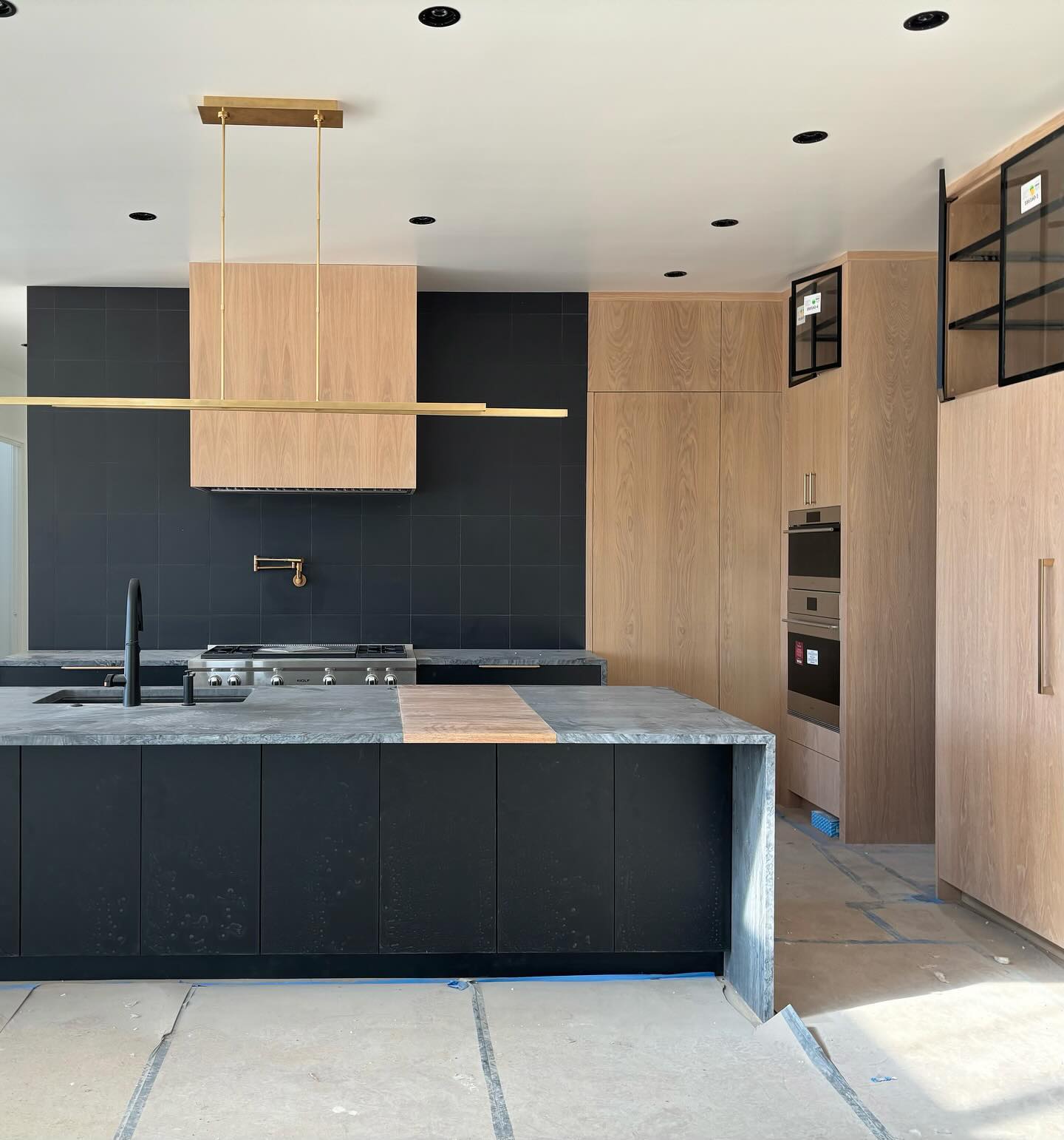 Sneak Peek: Getting close to completion for this Eagle, ID statement kitchen. I love mixing dark and warm tones, in natural materials for the perfect organic modern vibe. Custom wood island inset balances range hood, and concealed pantry door. Grateful for the meticulous craftsmanship of all the trades involved!
@vineyardcustomhomes @johnsonwoodfloorsboise @francinimarble_id @arizonatile
#custombuild #organicmoderndesign
#boiseinteriordesign #monicamachadesign #eagleidaho #treyhoffarchitecture