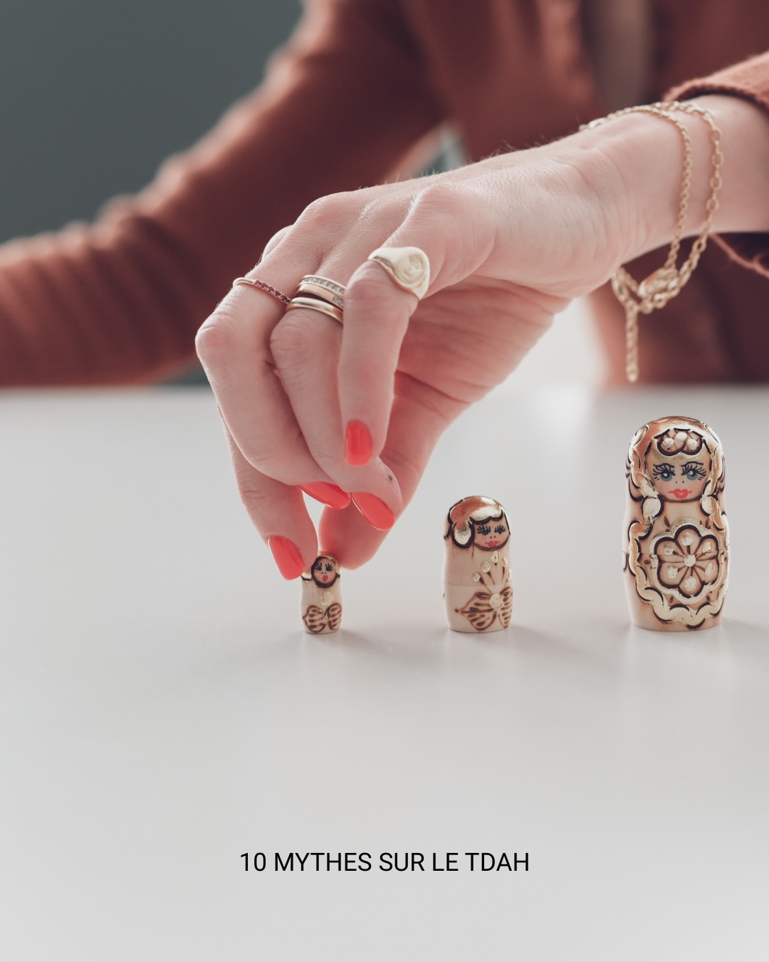 Mythe n°10 : « les traitements ne servent à rien »
C’est souvent le dernier refuge du scepticisme.
Quand on a nié l’existence du TDAH, minimisé sa base neurobiologique, dramatisé les médicaments, il reste cette phrase vague :
« de toute façon, les traitements ne servent pas à grand-chose ».
Le TDAH est l’un des troubles psychiatriques les mieux étudiés.
Il existe plus d’une centaine de méta-analyses, revues systématiques et études longitudinales évaluant les traitements du TDAH.
Les grandes méta-analyses montrent que les traitements du TDAH ont :
• des tailles d’effet élevées
• un taux de réponse clinique autour de 70–80%
Le soin du TDAH ne se résume jamais à une molécule. Il repose sur l’articulation de plusieurs dimensions.
Le médicament ne corrige pas un cerveau. Il régule des réseaux pour que le reste devienne possible.
Les traitements du TDAH sont efficaces. Ils sont parmi les mieux étayés de toute la psychiatrie.
Le vrai problème n’est pas que les traitements ne servent à rien.
C’est de vouloir faire entrer de force des cerveaux différents dans des cases trop étroites.
#tdah #adhd #neurosciences #psychiatrie #tdahadulte