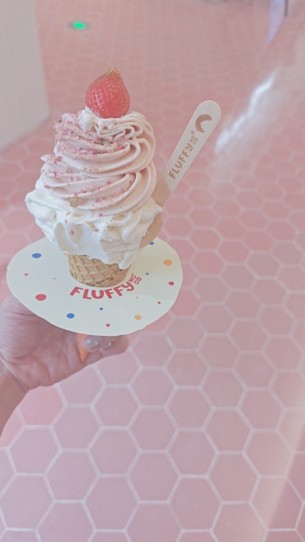 a day in shenzhen~
一次小小的half day trip,換來滿滿的夢幻感。
在深圳灣——一個把「少女心」和「藝術感」直接實體化的地方。整條街就像是從糖果罐裡倒出來的,用粉紅、粉藍的馬賽克地磚和各種未來感裝置,鋪出了一條「多巴胺」滿滿的夢幻路線。
最大的驚喜,是全球首家「麥麥美術館」!
這不是普通的麥當勞,而是一間徹頭徹尾的粉色藝術館。紅黃標誌不見了,取而代之的是粉白色的漢堡、薯條、甜筒雕塑,和充滿科幻感的數字影像牆。坐在裡面,有種「一邊吃漢堡薯條,一邊逛藝術展」的奇妙錯覺,體驗感超特別。
粉紅大街可不只有麥當勞。 它是一整個藝術館級別的商業街區,上下連接著深圳灣文化廣場和萬象城商場。這裡集合了將近40家很有品味的店鋪,分為「賞味藝術」和「生活藝術」兩大主題。
#lifestyle #shenzhen #粉紅大街 #麥麥美術館 #小飛飛