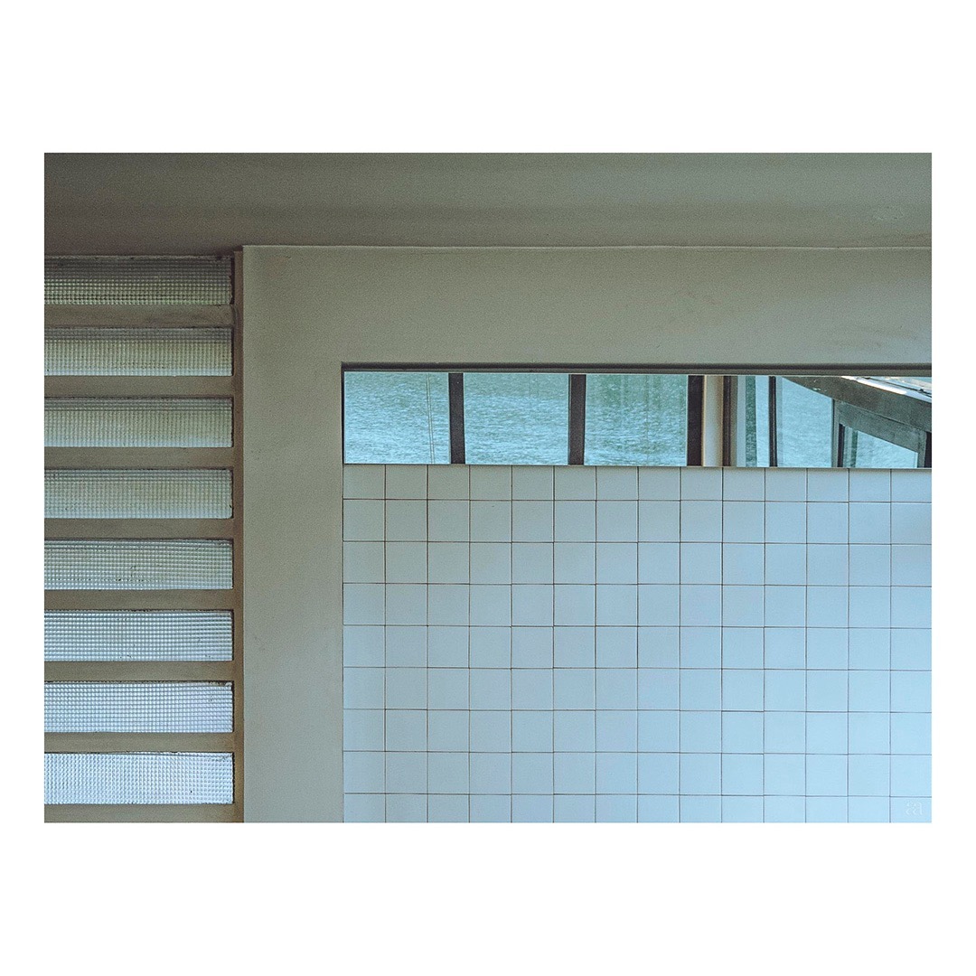 #casadoro #porto #portorestaurant #matosinhos #restaurantonthebeach #mirror #whitetiles #senseofplace #placephotography