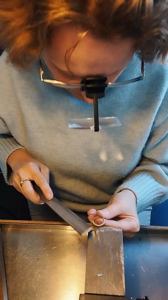 Een gouden juweel is meer dan een investering.
Goud behoudt zijn waarde, maar wat het écht kostbaar maakt, is het verhaal dat je elke dag met je meedraagt.
Hoe bijzonder is het om dagelijks naar je ring te kijken en herinnerd te worden aan een moment dat je leven heeft gevormd? Denk aan je trouwdag, een dierbare die je moet missen, of de persoon van wie je het juweel kreeg.
Achter elk juweel schuilt een boodschap. Een blijvende gedachte, vastgelegd in goud.
Goud verliest nooit zijn waarde. Net zoals de boodschap achter elk juweel.
#goudsmid
#juwelenontwerp
#goud
#costummade
#juweelontwerpster