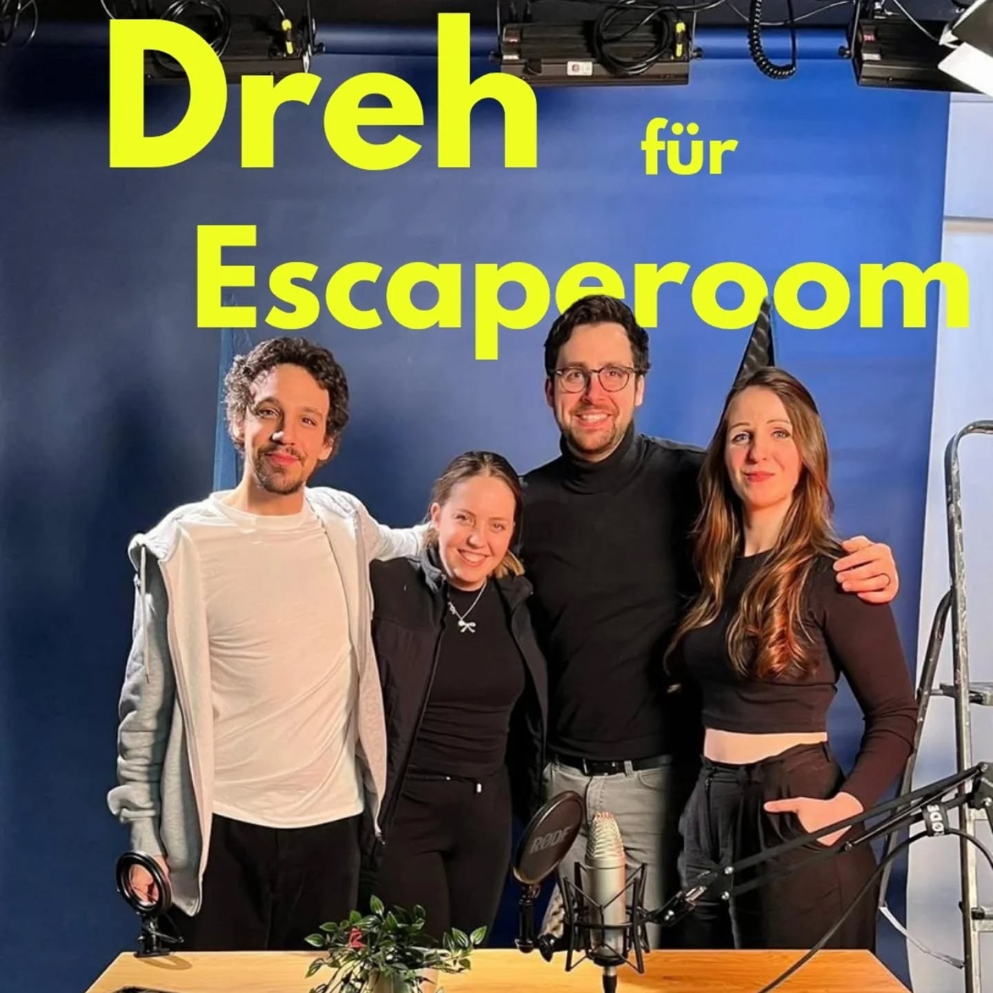 Jung und Alt zahlen freiwillig Geld dafür, eingesperrt zu werden und Rätsel zu knacken.
Also dachten wir: Warum nicht in der Schule?
Heute haben wir die Hinweisvideos produziert.
Das sind die Clips, die Schüler*innen nach gelösten Rätseln freischalten.
Das Fall-Thema bleibt noch geheim. Reveal in ein paar Wochen.
Lehrplan-konform, einsetzbar in Deutsch und Sozialwissenschaften.
Und kein Arbeitsblatt-Game, sondern ein echter begehbarer Raum mit Spuren, Aufgaben und Entscheidungen.
Danke ans Team:
@menusch_meni_gross (Schauspiel)
@anya_videoproduction (Video, Dreh & Schnitt)
@rikeflue (künstlerische Leitung)
#escaperoom #schule #bildung