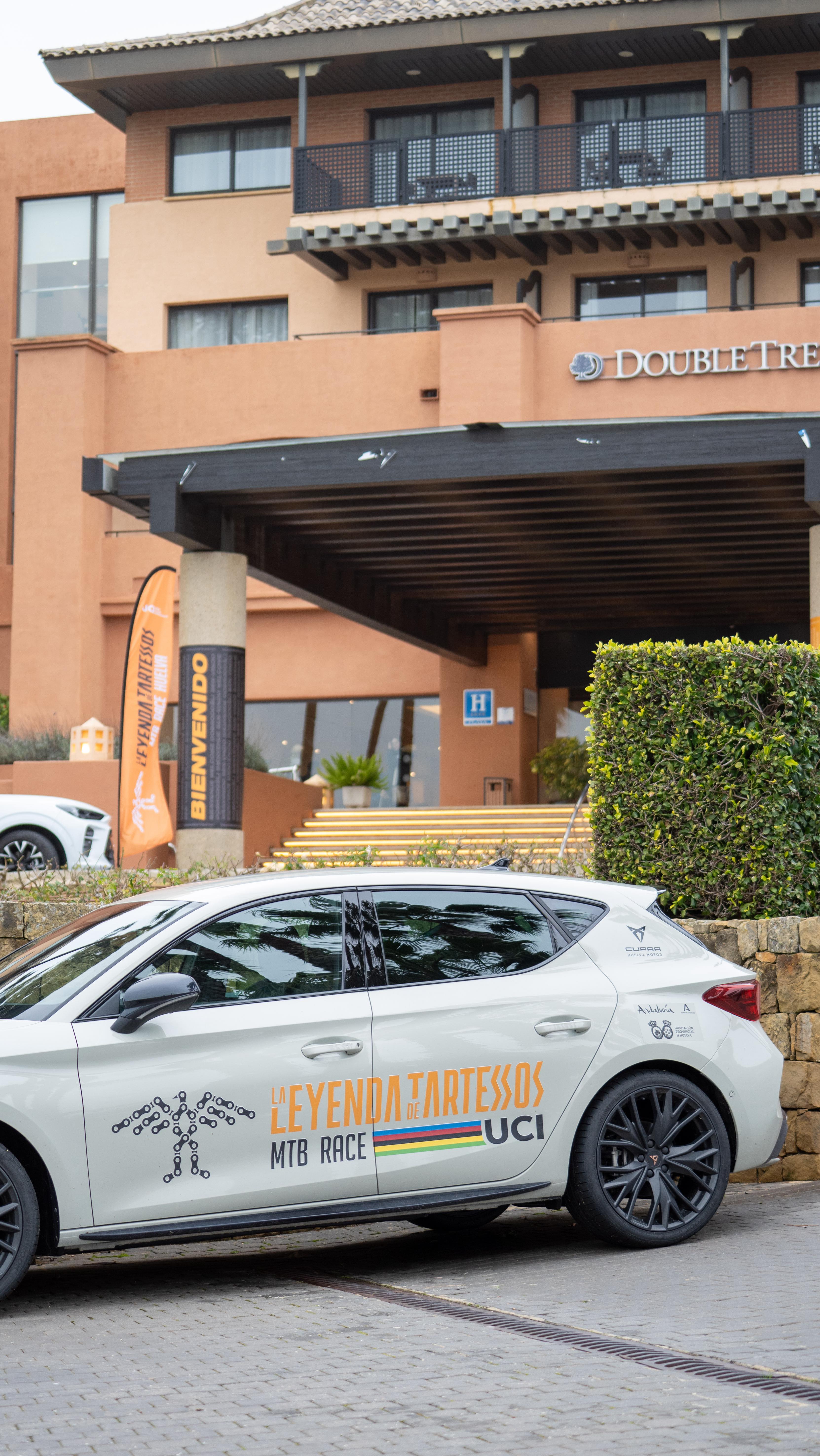 Hoy arranca la aventura.
Nuestro hotel fue el escenario de la presentación oficial de @laleyendadetartessos una de las pruebas MTB más exigentes del calendario internacional.
Como alojamiento oficial, acogimos a organización, riders y ponentes en una jornada donde deporte, superación y marca personal fueron protagonistas, con la inspiradora ponencia de @josefajram
Así se vive Tartessos… desde dentro.
Descubre por qué los grandes eventos eligen Islantilla.
DoubleTree by Hilton Islantilla Beach & Golf Resort
📍 Paseo Barranco del Moro, Islantilla, España
☎️ +34 959 204 500
#LaLeyendaDeTartessos #MTB #IslantillaGolfResort #DeporteYSuperación #EventosPremium