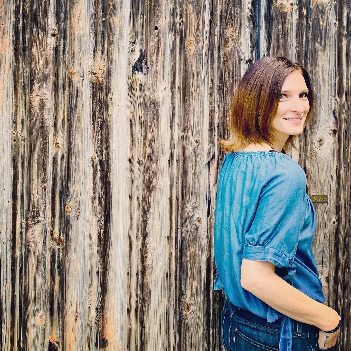 Je ne suis pas wedding planner… mais je l’ai longtemps été. En 2005 je lançais TRAIT D’UNION à Lyon, l’une des premières agences en France. Je rejoignais les agences précurseurs de l’époque qui ont permis d’ouvrir la voie et surtout de professionnaliser nos activités au sein de l’événementiel privé : Mirabilis, Le temps des lucioles, Wedding & Co, Esprit Mariage, les Têtes Chercheuses entre autres… J’en profite pour faire un coucou à Peggy, Karine, Véro, Julie, Barbara et Caroline, avec qui nous partagions régulièrement nos réalités dans un grand respect mutuel et qui pour certaines sont restées des amies 🙏🏻🥰 D’un projet audacieux et original pour l’époque à une magnifique aventure qui a duré 8 ans, il y a eu quelques étapes de franchies ; une équipe de petites fées formidables à mes côtés, un réseau de prestataires de qualité et puis beaucoup beaucoup de merveilleux mariages ☺️ Des souvenirs par milliers, la sensation d’avoir appris mon métier en même temps qu’il prenait ses lettres de noblesse tout doucement chez nous, cette immense liberté de pouvoir créer et donner vie à mes idées et inspirations, le plaisir de se diversifier aussi vers la formation d’apprentis wedding planners. J’ai revendu mon agence pour m’orienter ensuite vers d’autres expériences, toujours dans l’événementiel, puis dans les métiers de la communication. Jusqu’à une reconversion à ce métier de coeur que je sens aujourd’hui profondément en moi : coach. C’est avec un énorme enthousiasme que je boucle aujourd’hui une boucle et peux relier finalement mes 2 expertises dans un nouveau champs d’exploration et de progression ! Coach professionnelle certifiée, j’accompagne les couples à ce moment précis de la vie où ils préparent leur mariage 💍📝🎉 Je me réjouis de mettre toute la puissance des outils de coaching et toutes mes qualités d’accompagnante au service des futurs mariés et de leur projet de vie commun 😊🙏🏻 Je déclare ouvert mon TRAIT D’UNION acte 2 ! Estelle ✨🙏🏻 #coach #weddingcoach #coachmariage #newtraitdunion #lyon #notaweddingplanner #coachingcouple