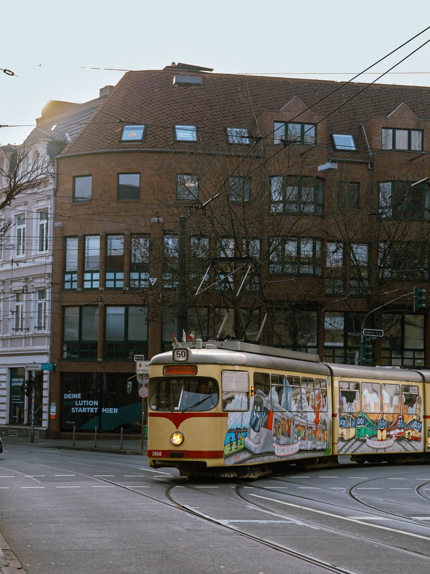 Still not over how BEAUTIFUL this event was 🥹🤍
Über 70 Bookies, eine nostalgische Fahrt mit der Oldiebahn der @rheinbahn, leckerster Kuchen vom @cafeplaetz, tolle Bücher, Herzensmenschen und die gemütlichste Atmosphäre überhaupt. 📚
Unsere nächsten Read & Yap Termine stehen schon. Alle Infos findet ihr wie immer im Link in Bio 🔗 Und wer weiß, vielleicht tingeln wir schon ganz bald wieder cozy mit der Oldiebahn durch die Stadt 🚃💕
Die wunderschönen Fotos sind von @karo_captures 📸
#düsseldorf #neueleutekennenlernen #socialreading #socialevents #neuefreundefinden