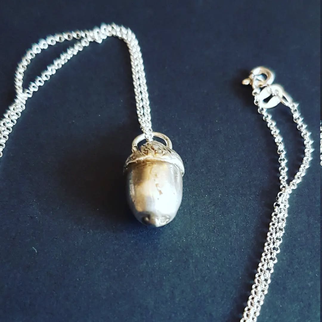 Thanks for the kind words! ★★★★★ "The acorn necklace is lovely. And the presentation is gorgeous. This one was for me but it would make a great gift. Charlotte certainly offers a lovely product and goes way beyond in terms of customer service. Her passion is clear to see. Fabulous." Trudi
#etsy #silver #acorn #nature
https://etsy.me/3VcfP6T