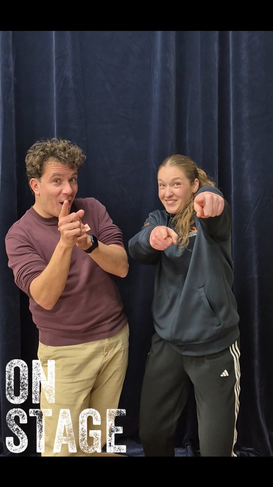 🕺✨ DANSERS GEZOCHT! ✨💃
Altijd al een nieuwe dansstijl willen leren, maar geen tijd voor wekelijkse lessen? We feel you. Daarom hebben wij DE ideale oplossing voor jou!
Voor onze voorstelling Nachtvolk zoeken we dansers die zich willen onderdompelen in de Fosse stijl.
Je leert de choreografieën onder leiding van @annefloorimhoff , die hiervoor is opgeleid in New York 🇺🇸 Hoe vet is dat?!
- Slechts 10 repetities
- Daarna 4 voorstellingen dansen
- Contributie €121,-
- Mega ervaring + nieuwe skills
Alle info over data & kosten vind je op onze website: LINK IN BIO
Durf jij het aan? !
#onstagetilburg #onstage #Nachtvolk #dansersgezocht #fossestyle