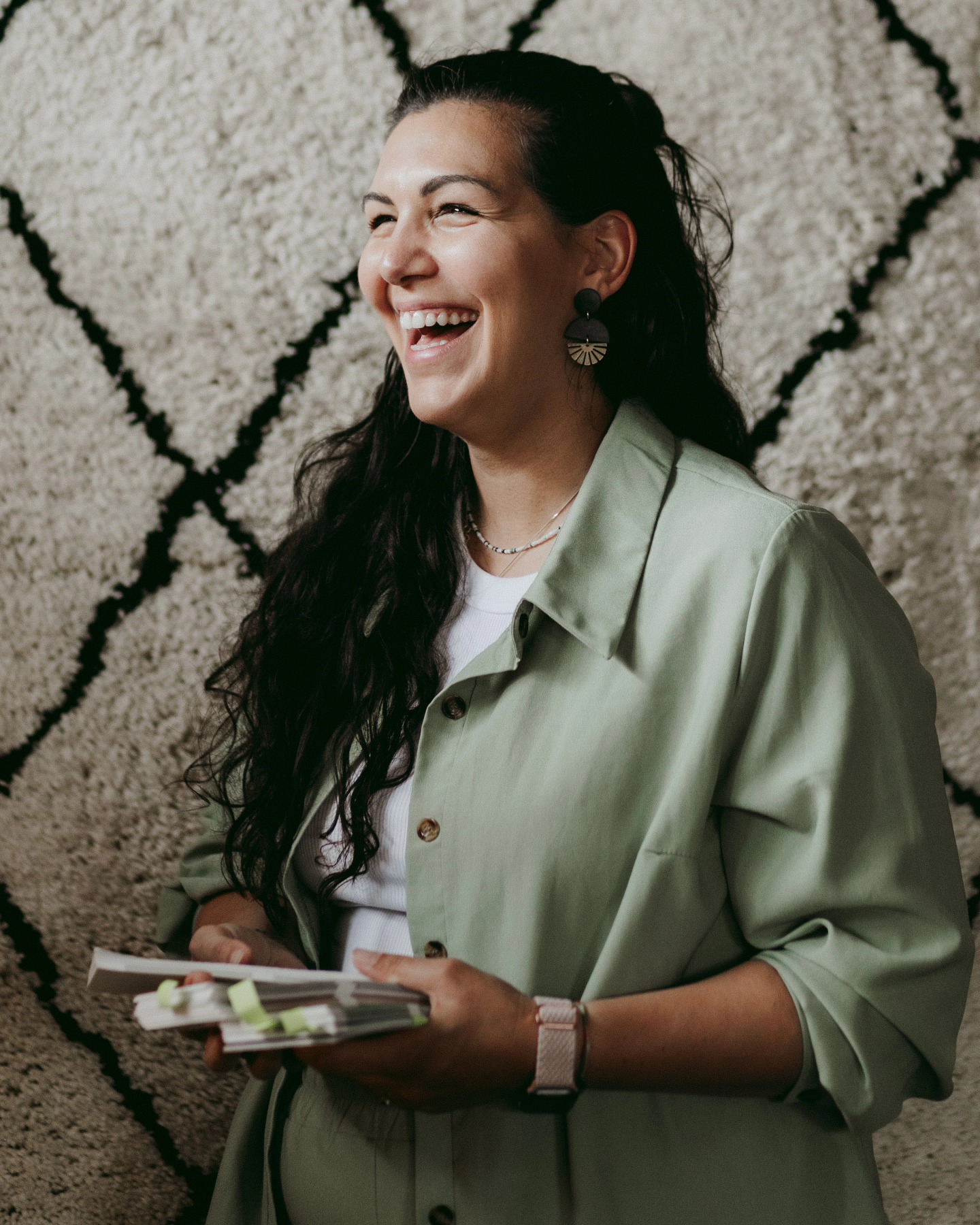 Je suis Mylène, architecte d'intérieur passionnée et minutieuse. Je serai heureuse de vous accompagner dans vos projets de construction, de rénovation ou d'aménagement.
Pour moi, un intérieur harmonieux débute au choix des matériaux et se termine par la décoration tout en passant par les luminaires et des aménagements fonctionnels.
Ce sont les petits détails qui apportent de l'authenticité et du cachet. Chaque projet est unique et nécessite une approche particulière pour un rendu optimal.
Photo : @celynekpro
#architectedinterieur #renovation #projetsurmesure #interiordesign #agencementsurmesure #travauxmaison #architecturedinterieur #constructionneuve #transformationmaison #amenagementinterieur