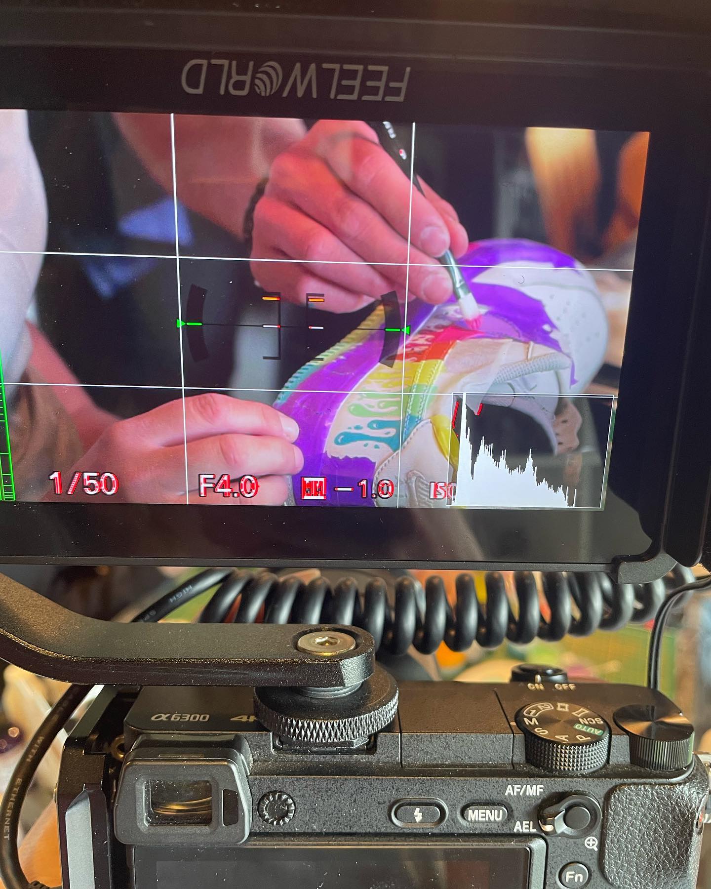 Een event of workshop is het ideale moment om goede content te filmen die jouw business of merk in beeld te brengt👀📹. Zo heb ik gisteren de ‘Customize your own Sneakers’ workshop van @crclr.sneakers gefilmd (en nu wil ik zelf ook zo’n gaaf paar haha🤙🏼)