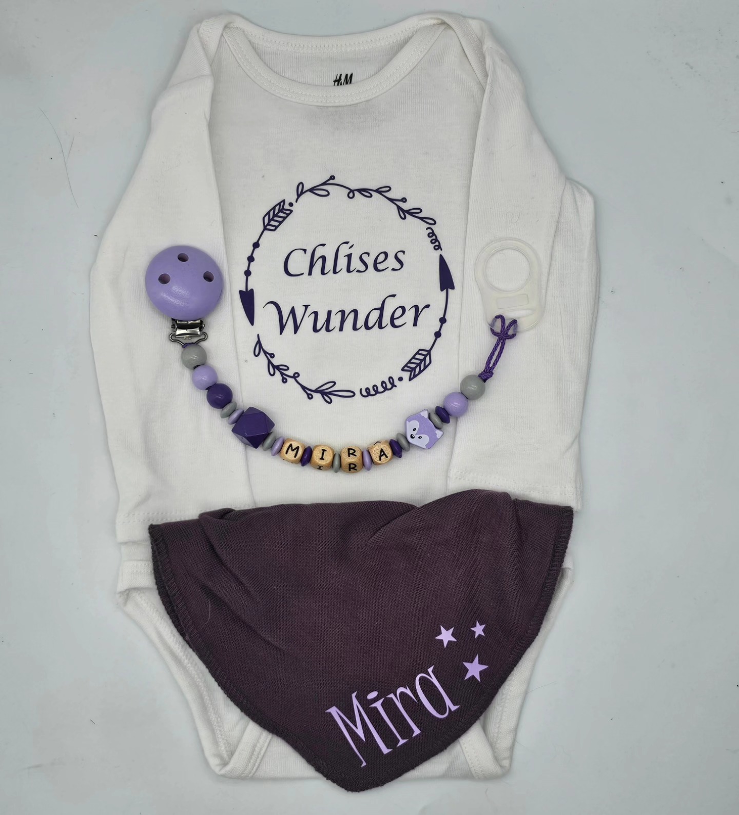 Ein tolles Set für die kleine Mira 💜
#selinasbabygeschenke #mettendorf #frauenfeld #thurgau #geschenk #body #chlises #wunder #welcome #little #girl #nuggikette #personalisiert #pippi #dreieckstuch #personalisiert #sterne #name